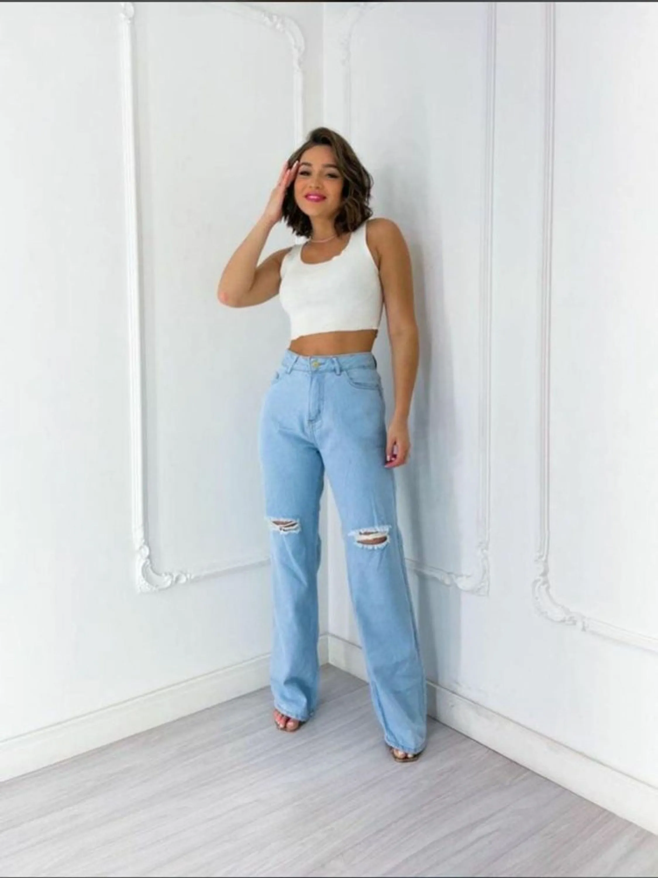 Calça jeans wide leg com rasgo no joelho 568