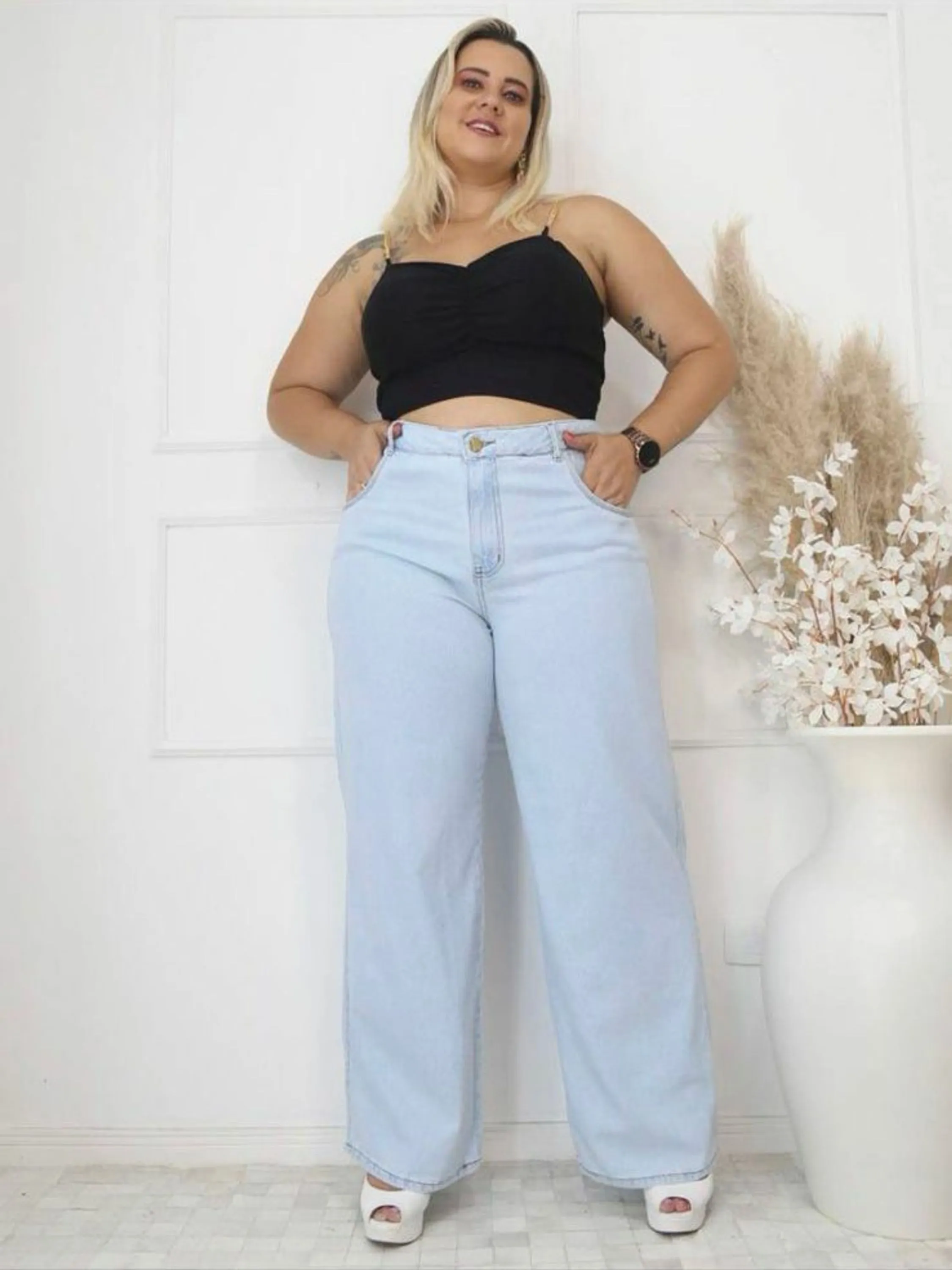 Calça feminina clara wide leg plus size