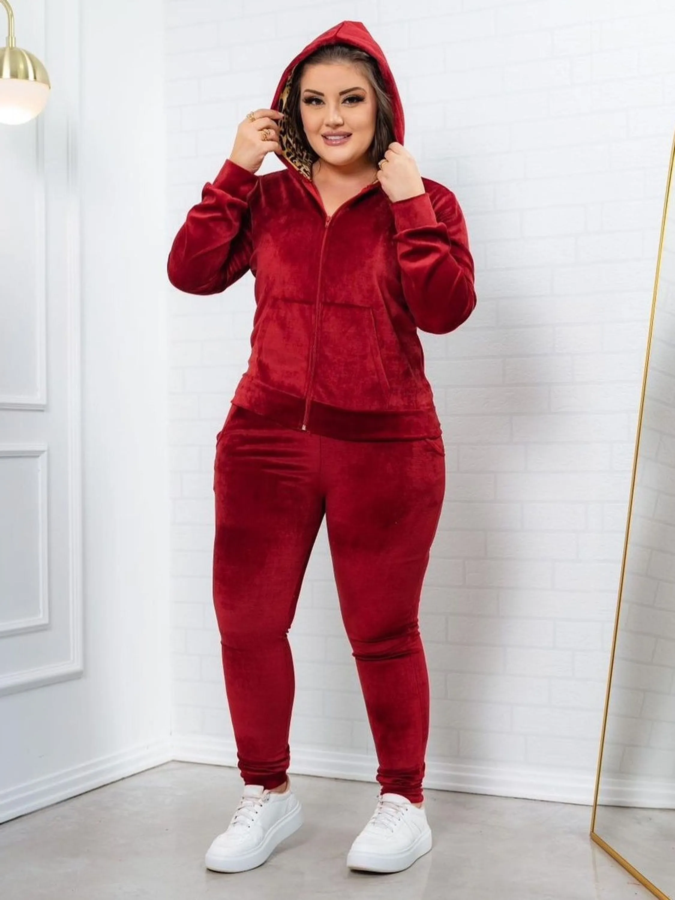 Conjunto Plush Plus Size Calça Capuz Touca Detalhe em Onça