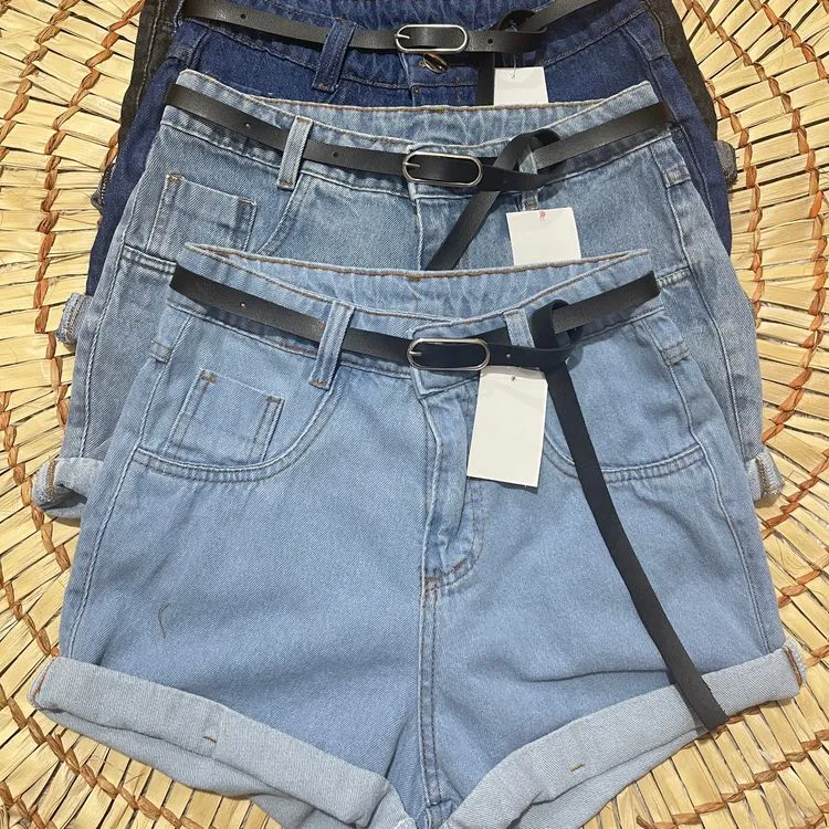 Shorts jeans com cinto preto