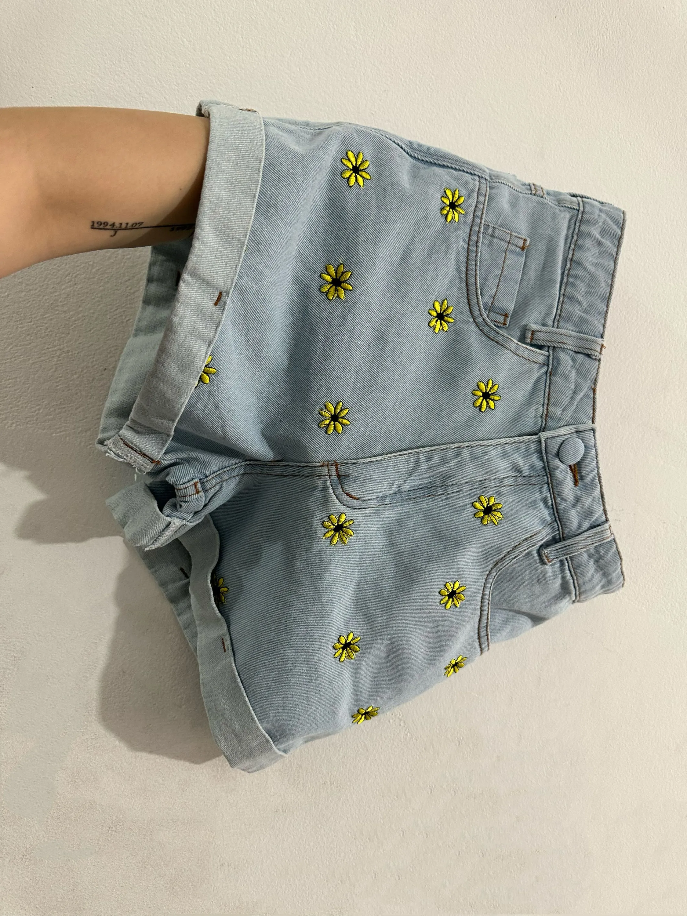 024-2 Short Jeans Cintura Alta Com Bordado Short mom de flor Botõe encapado