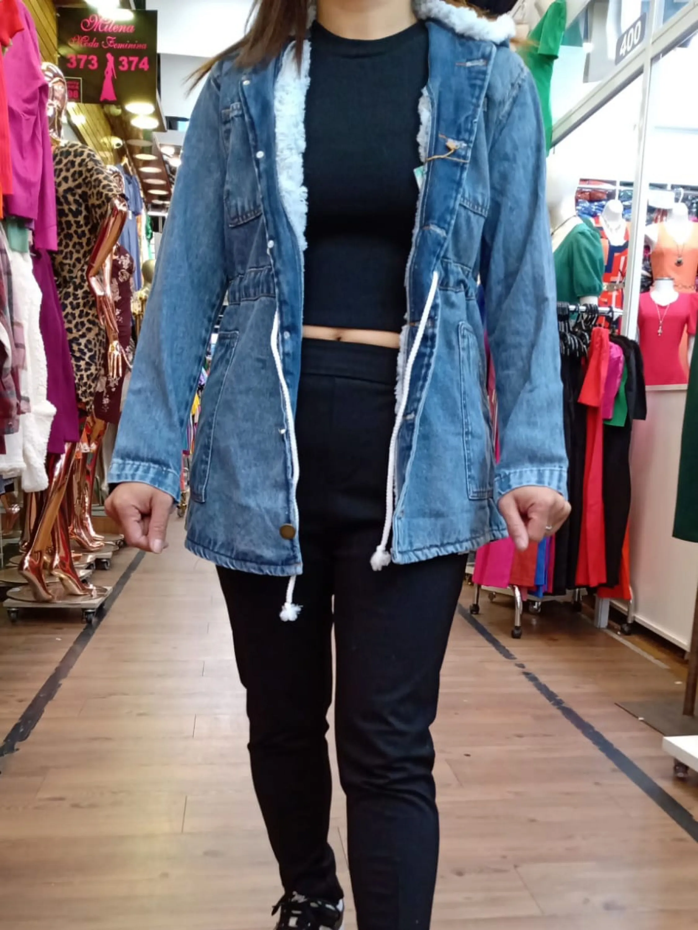 Parka jaqueta jeans com pelinho e capuz   Blogueira