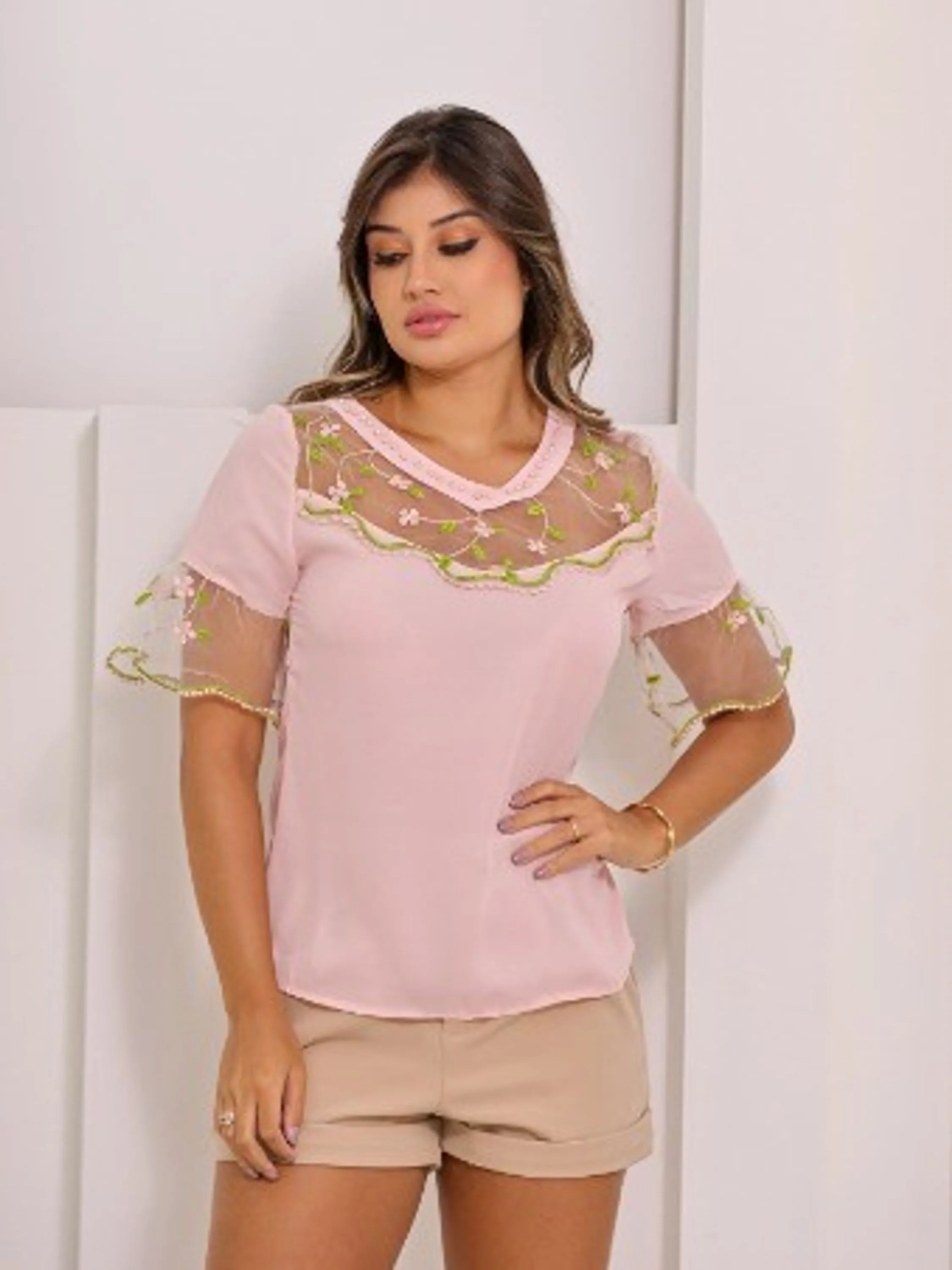 Blusa com detalhes rendada na manga e na frente FY-A09