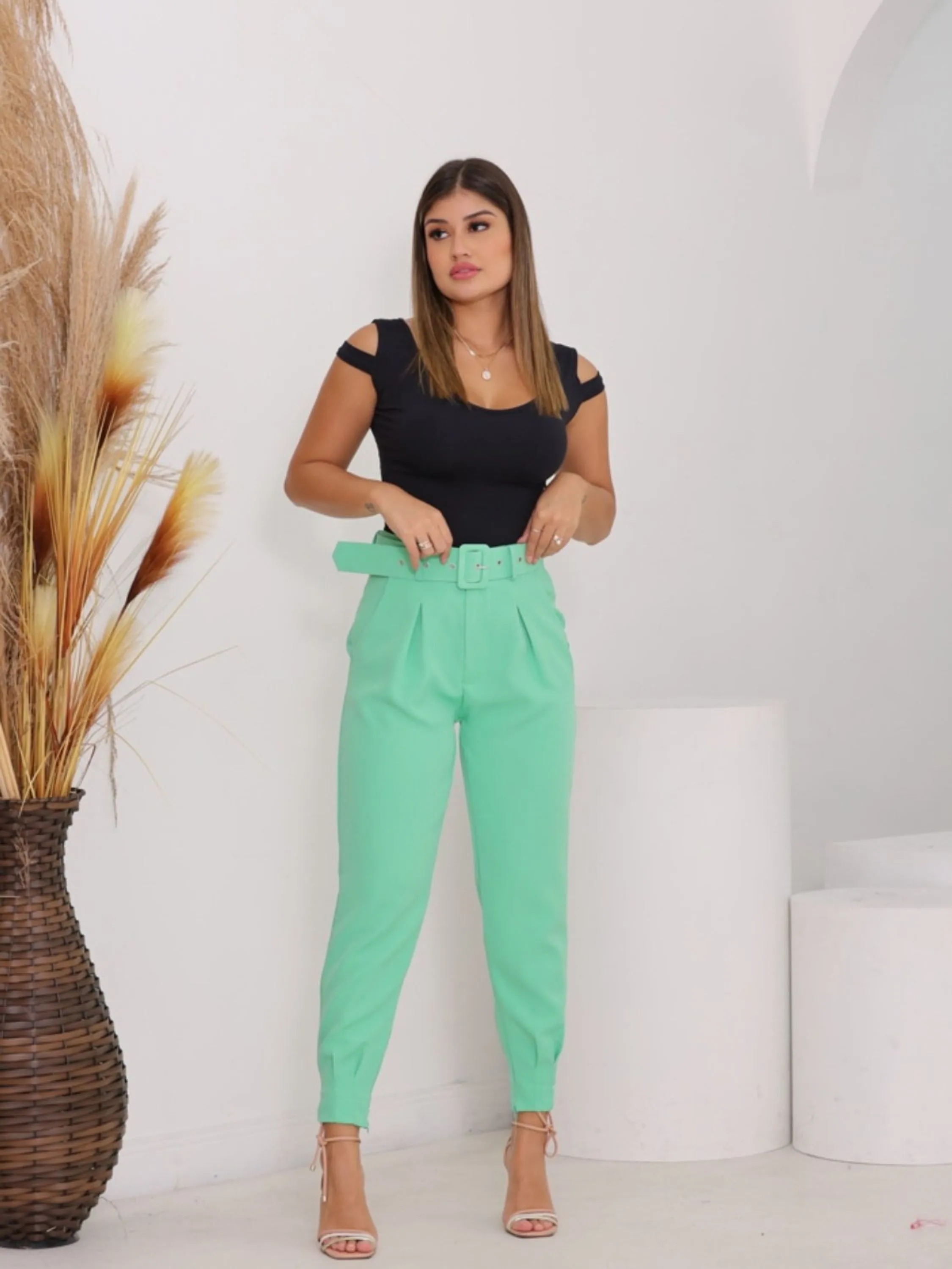 Calça alfaiataria com cinto estilo jogger