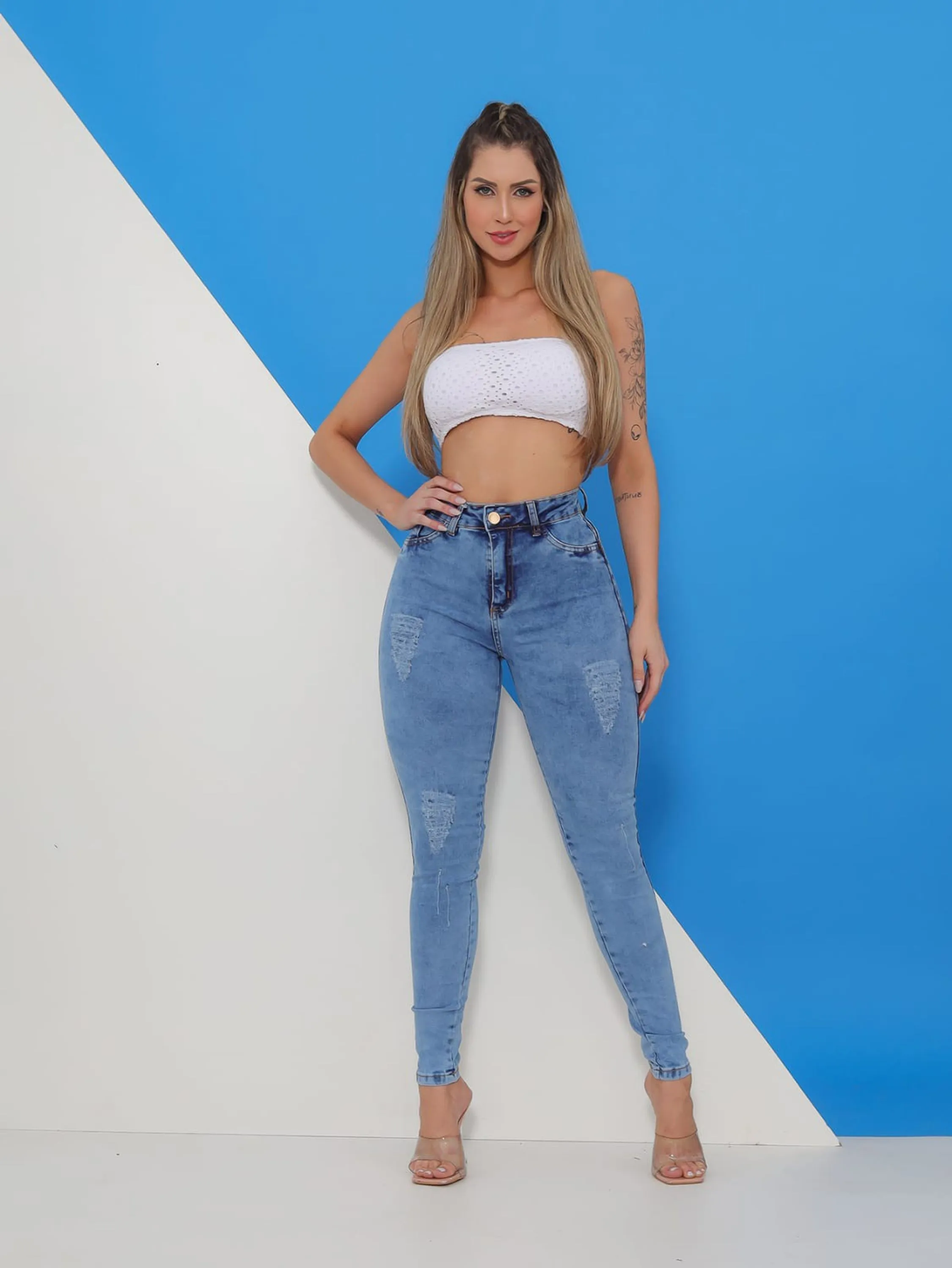 Calça jeans feminino skinny cós alto e levanta bumbum