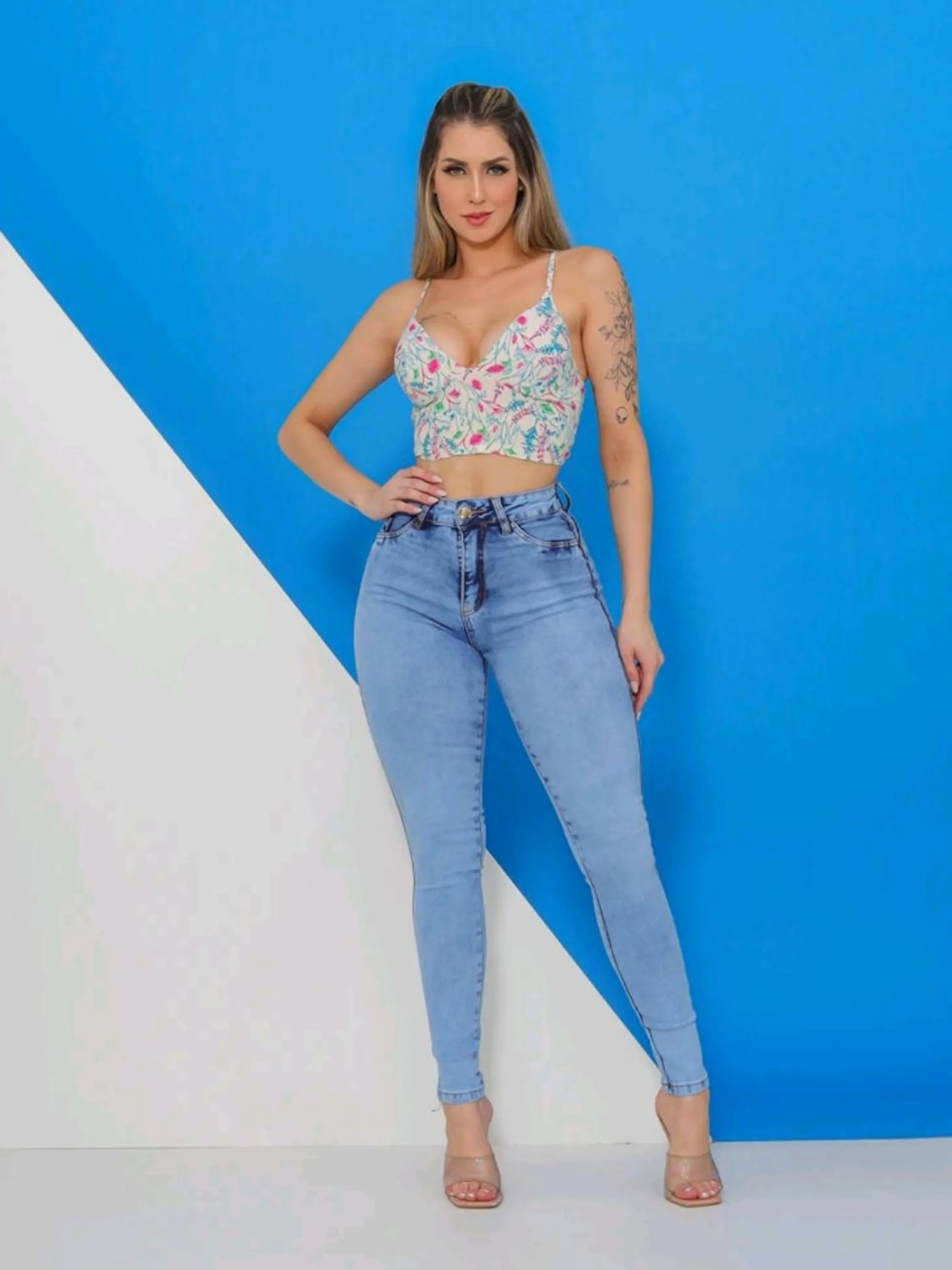 Calça jeans feminina skinny cós alto e levanta bumbum