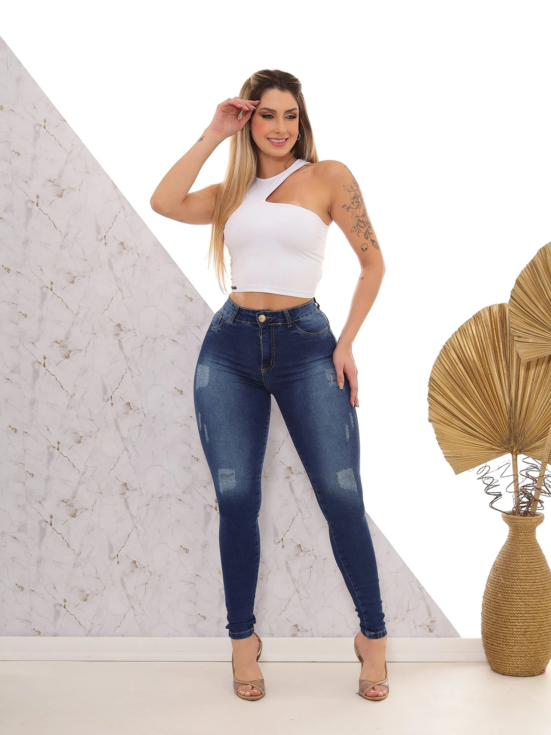 Calça jeans feminino skinny cós alto e levanta bumbum