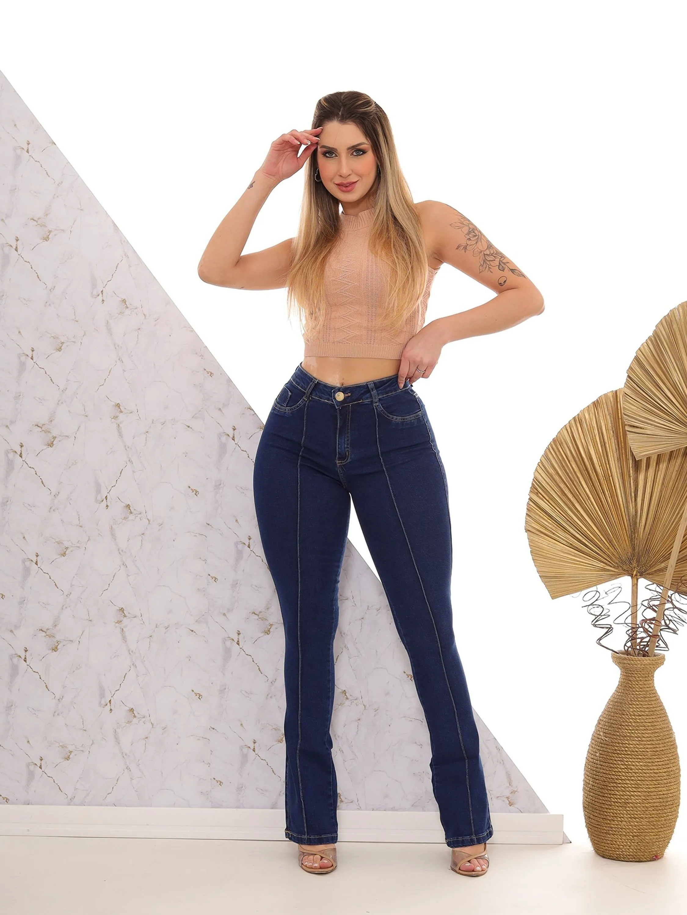 Calça jeans feminino flare com elastano levanta bumbum