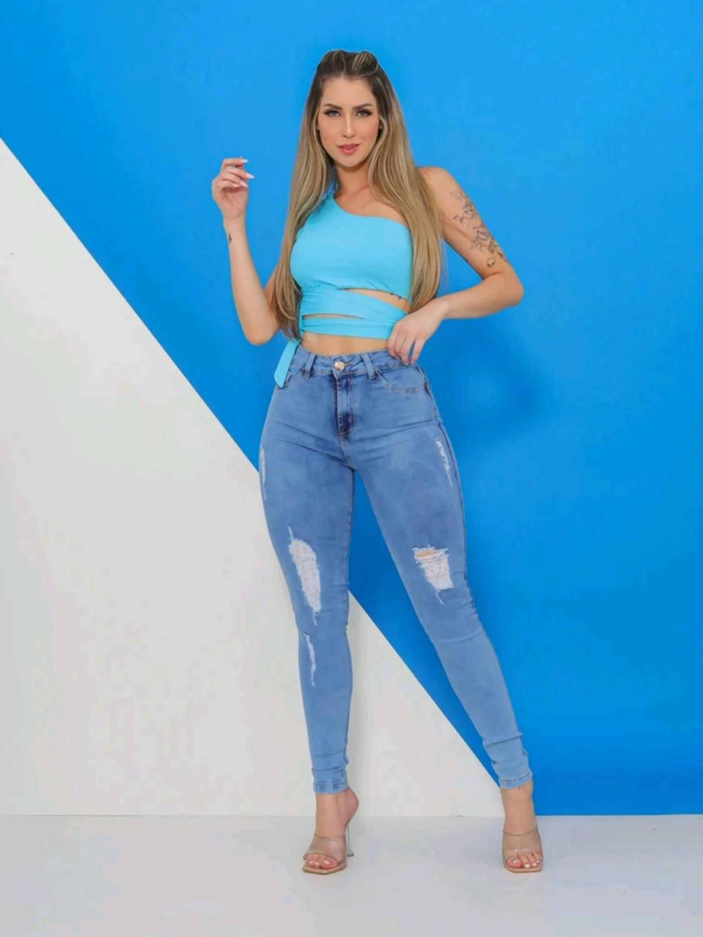 Calça jeans feminina skinny levanta bumbum