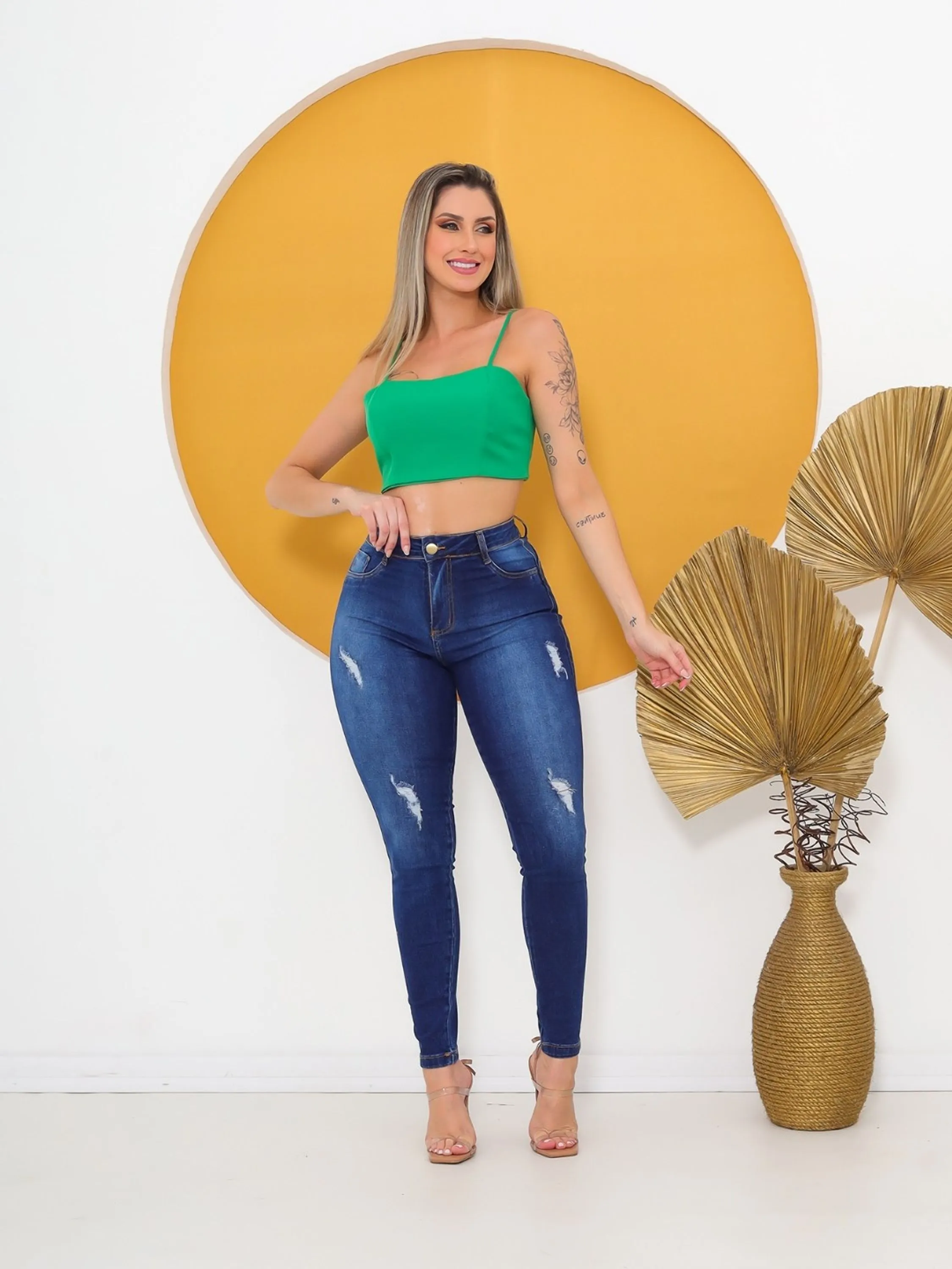 Calça jeans feminina skinny cós alto e levanta bumbum