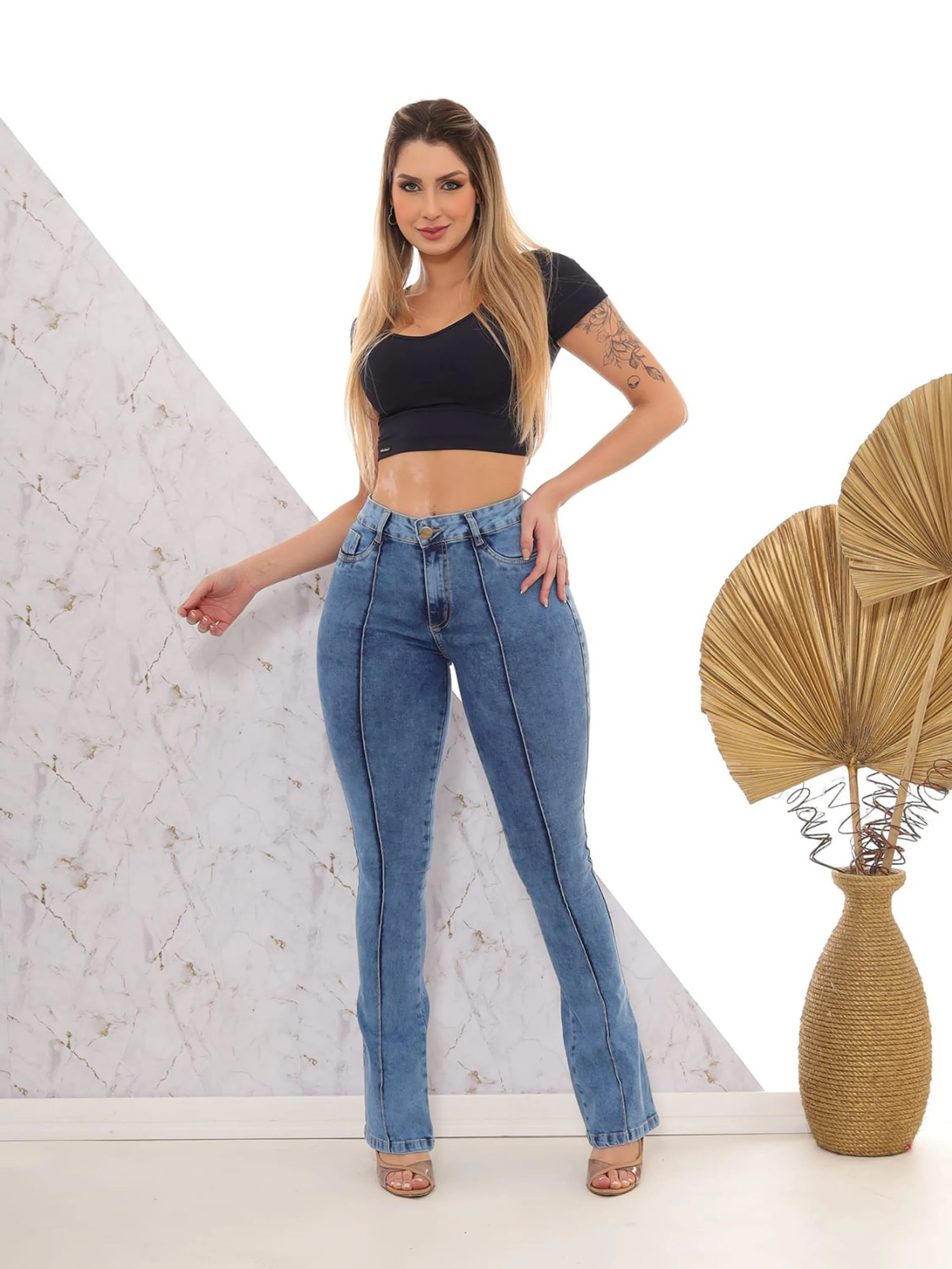 Calça jeans feminino flare com elastano levanta bumbum