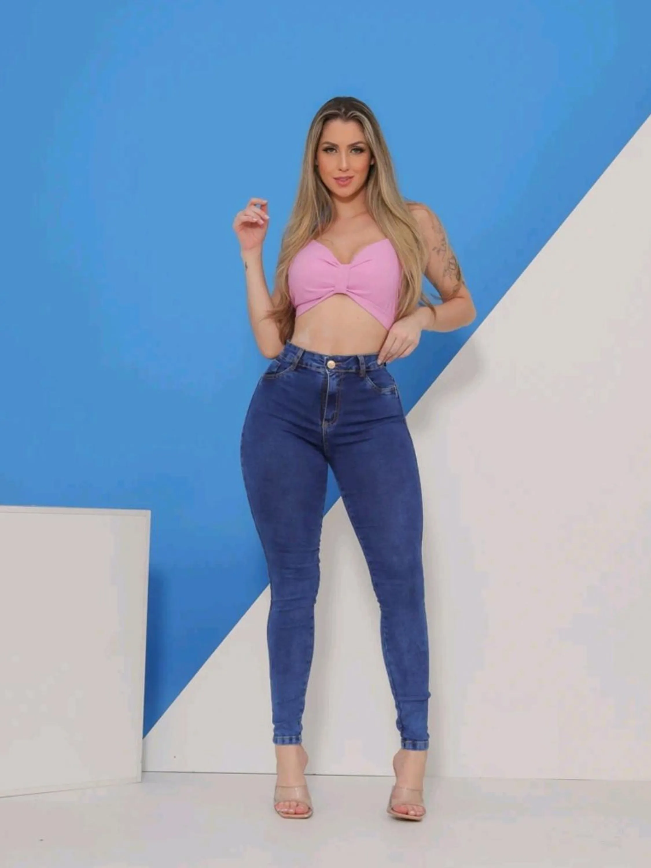 Calça jeans feminino skinny cós alto e levanta bumbum