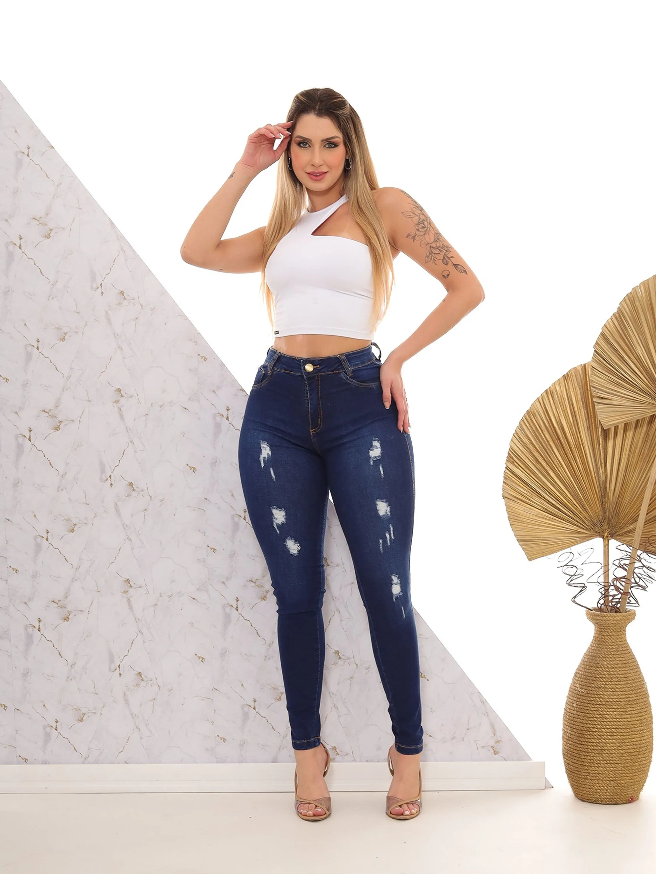 Calça jeans feminino skinny cós alto e levanta bumbum