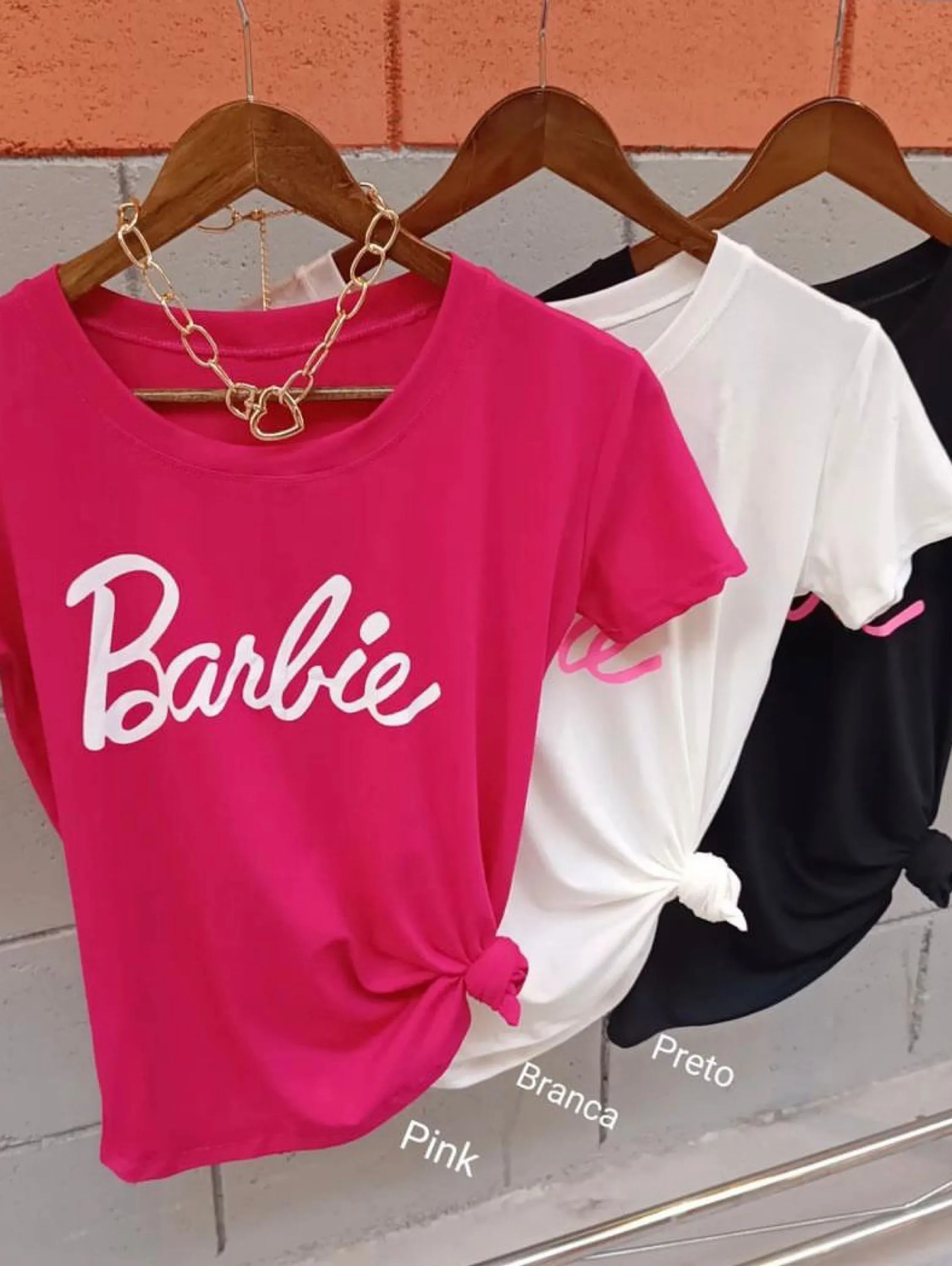 Blusa cropped manga curta Barbie