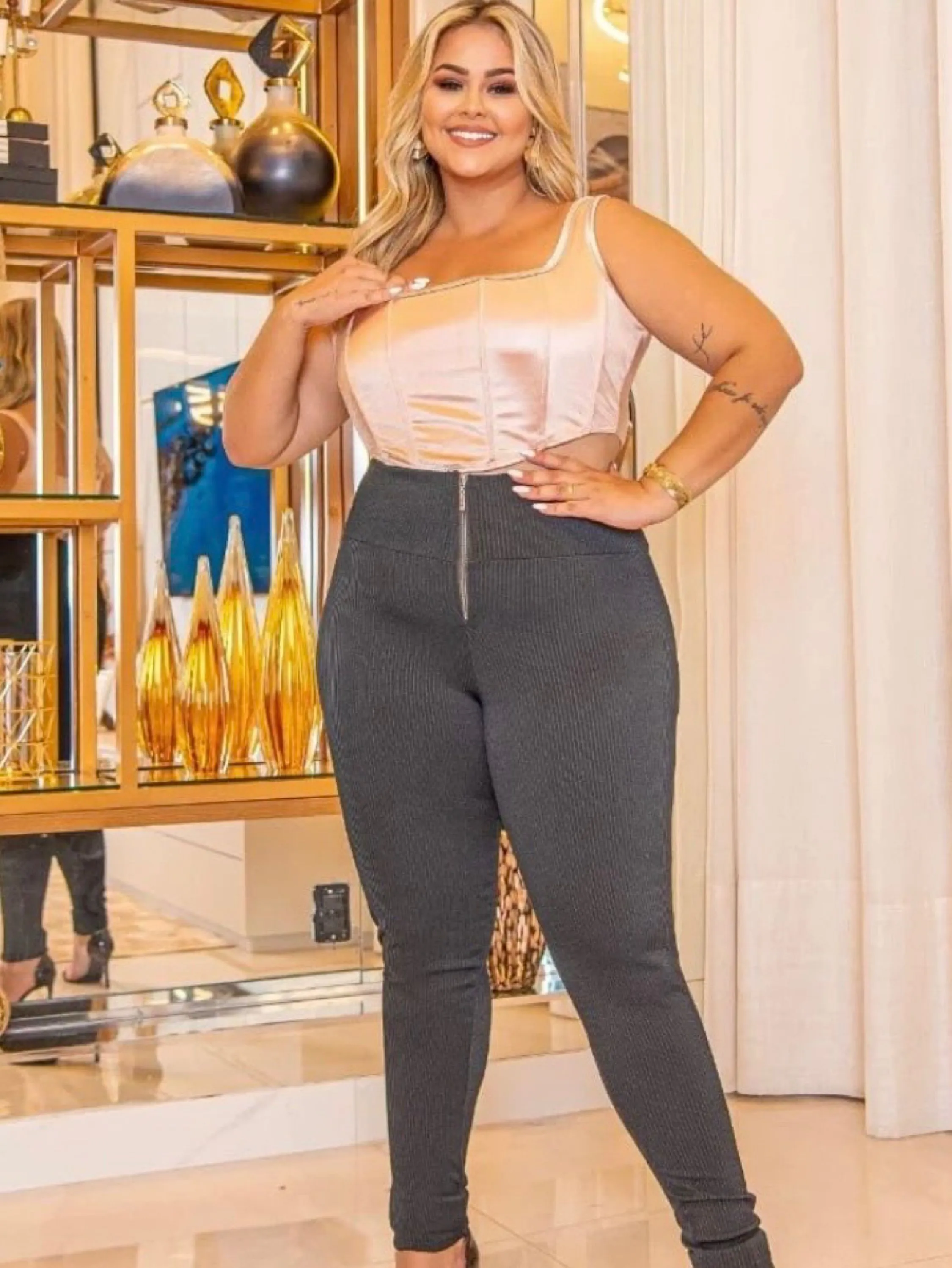 Calça feminina plus size cós alto no canelado 3D premium