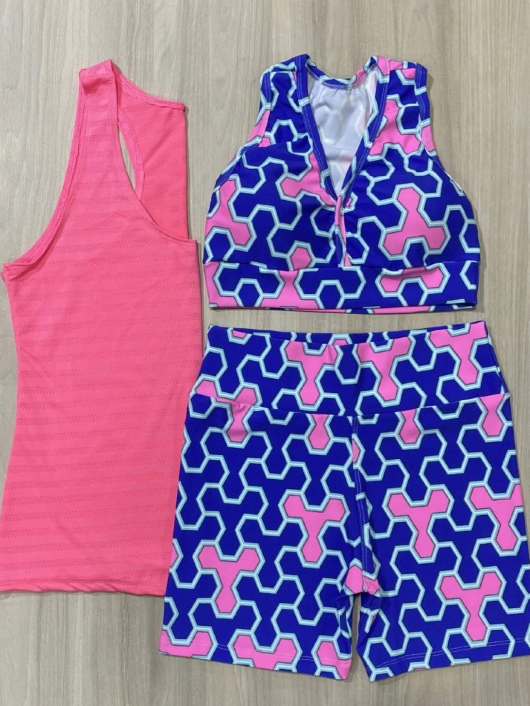 Kit trio de conjunto short, top e blusa estampado fitness