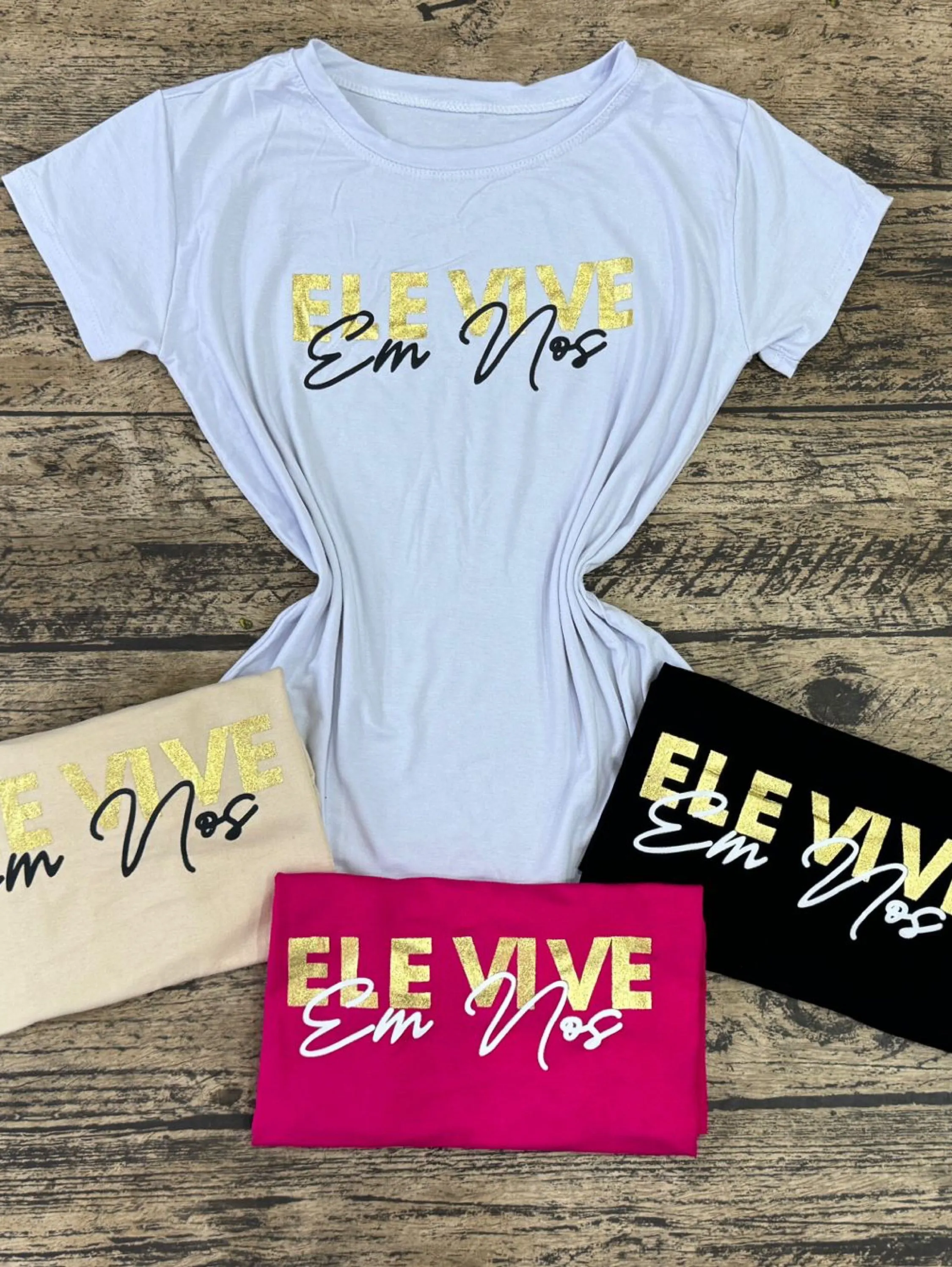 T shirt evangélica ele vive em nós