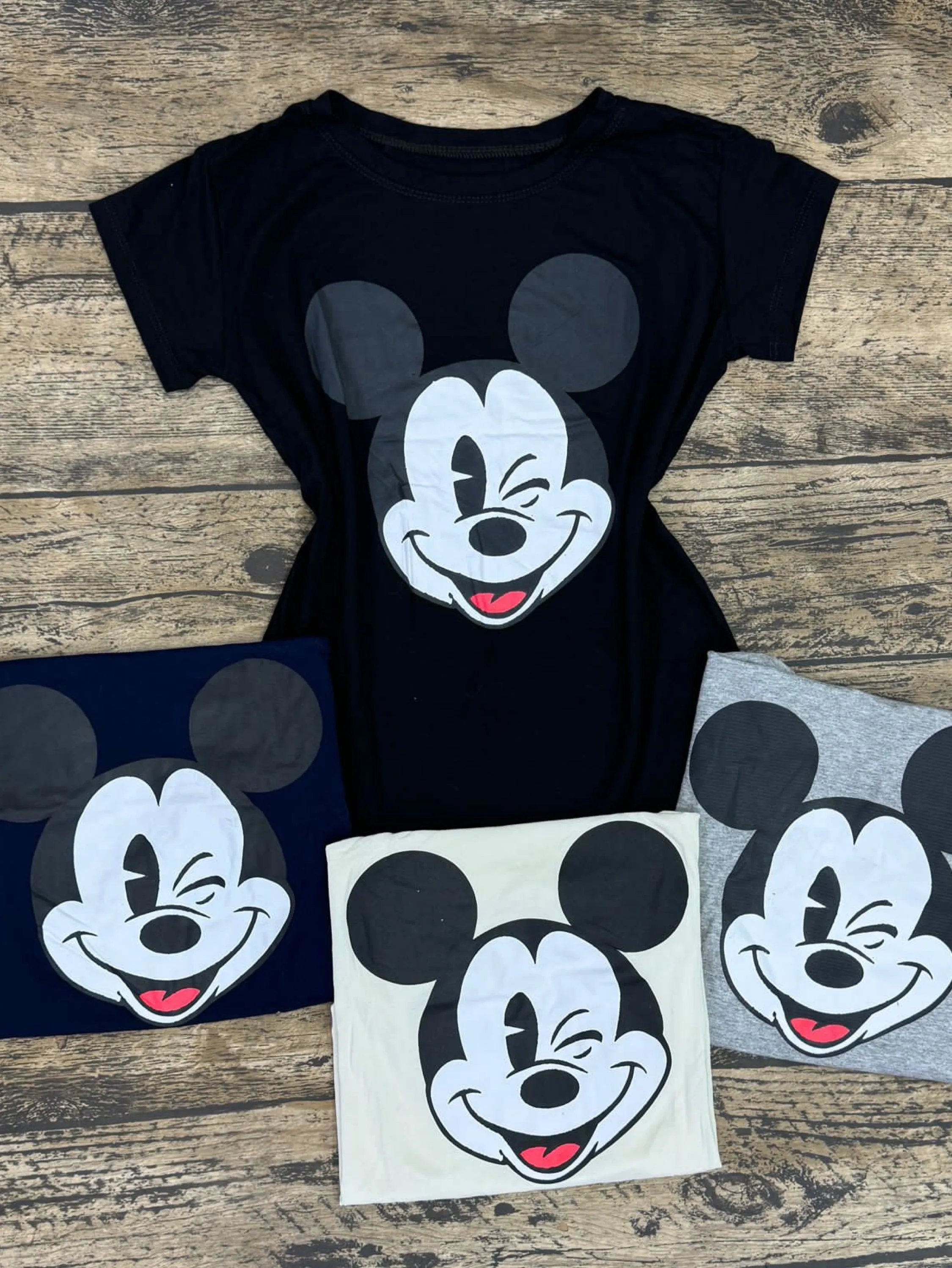 T shirt mickey piscando