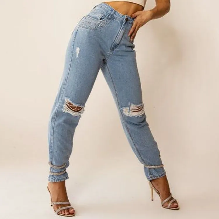 Calça Jeans Feminina Mom com Aplicação Na Boca do Bolso