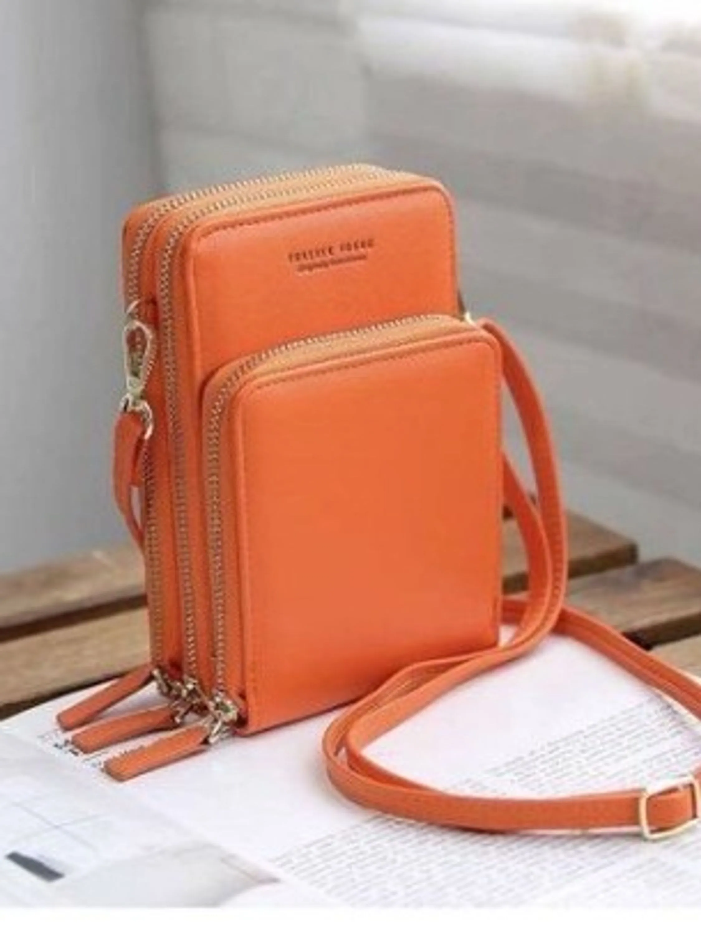 Bolsa crossbody com três compartimentos