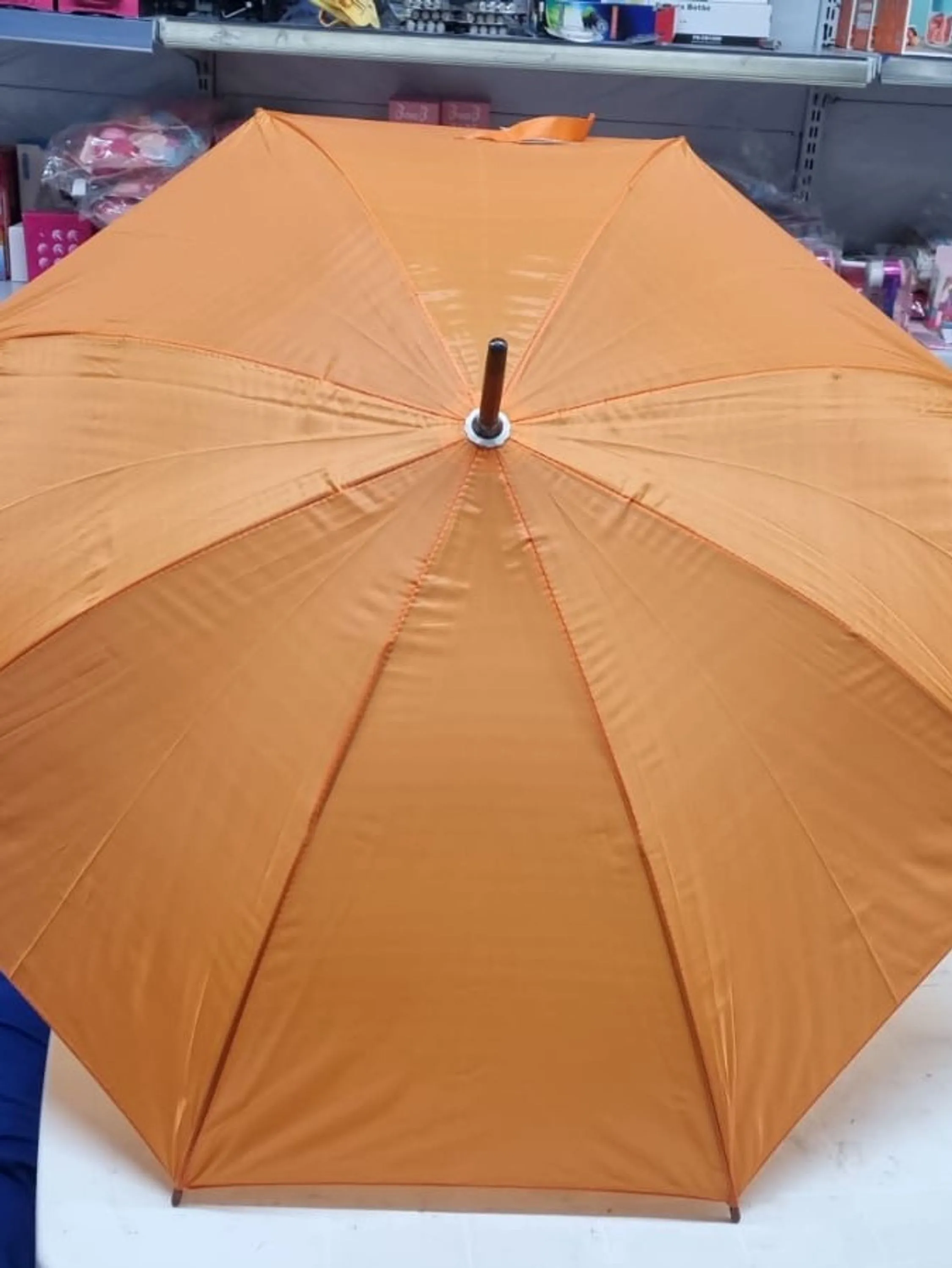 Guarda chuva automatico na cor laranja