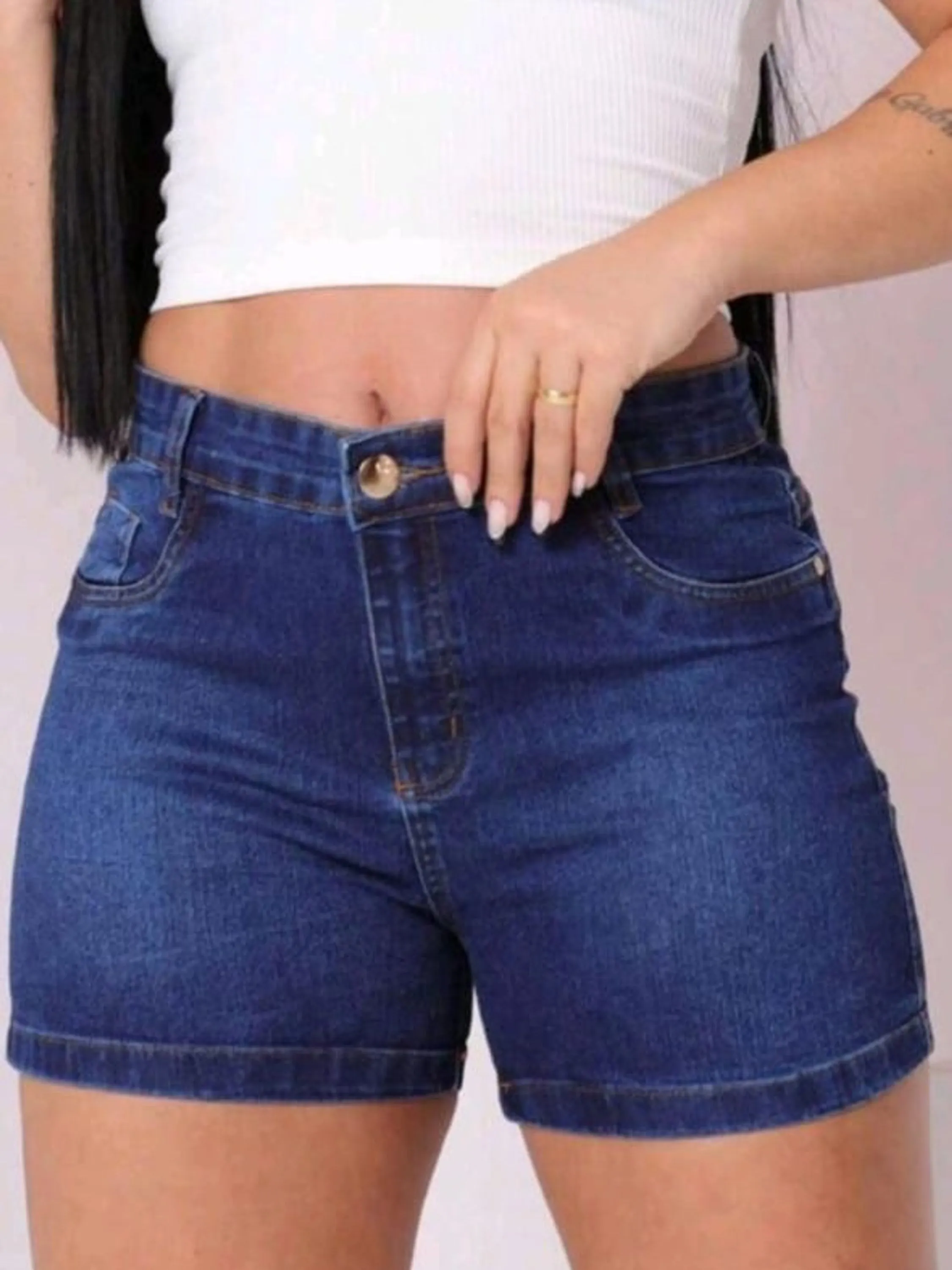 Short jeans meia coxa feminino