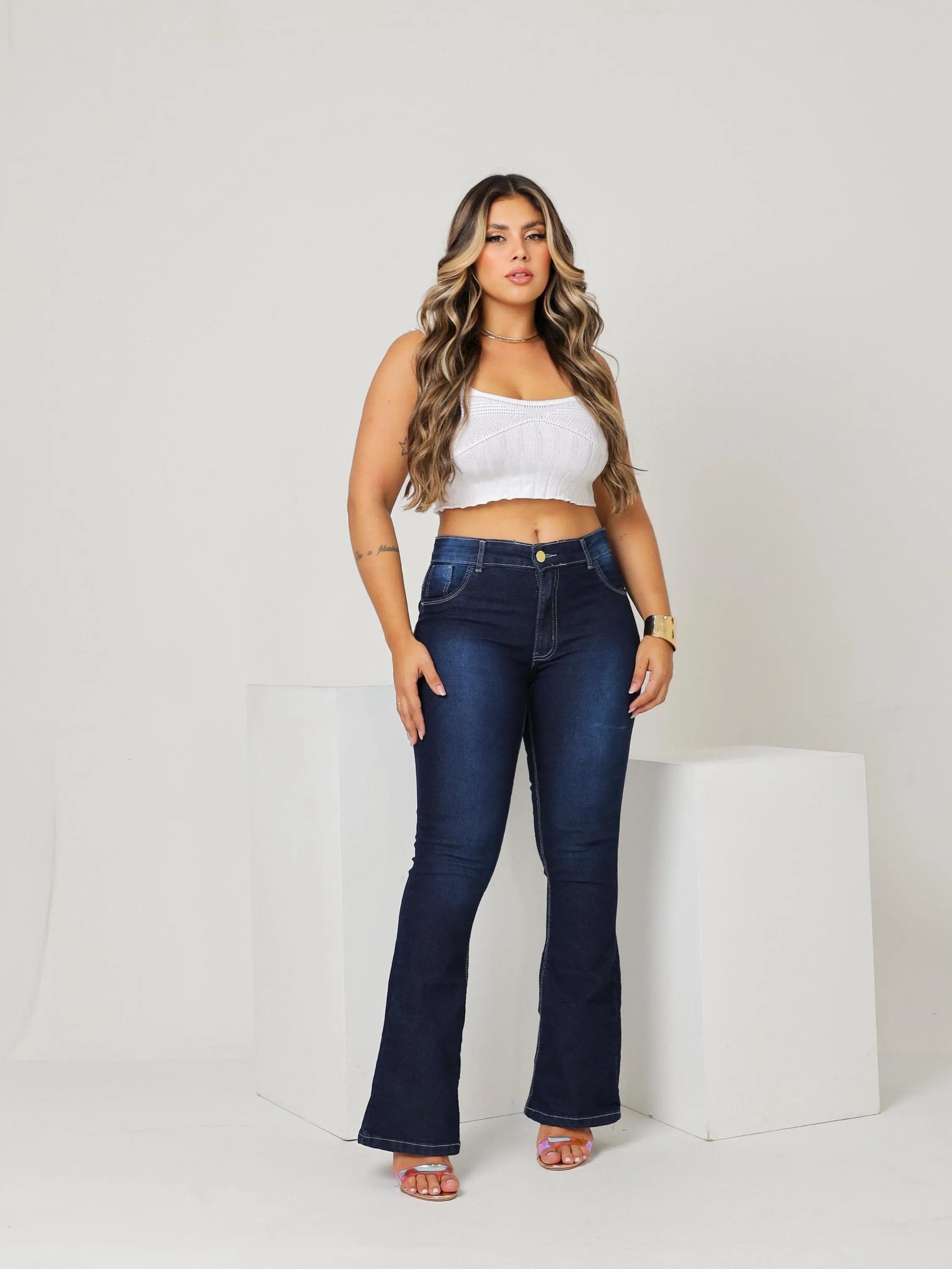 Calça jeans Flare feminina lavagem escuro com elastano