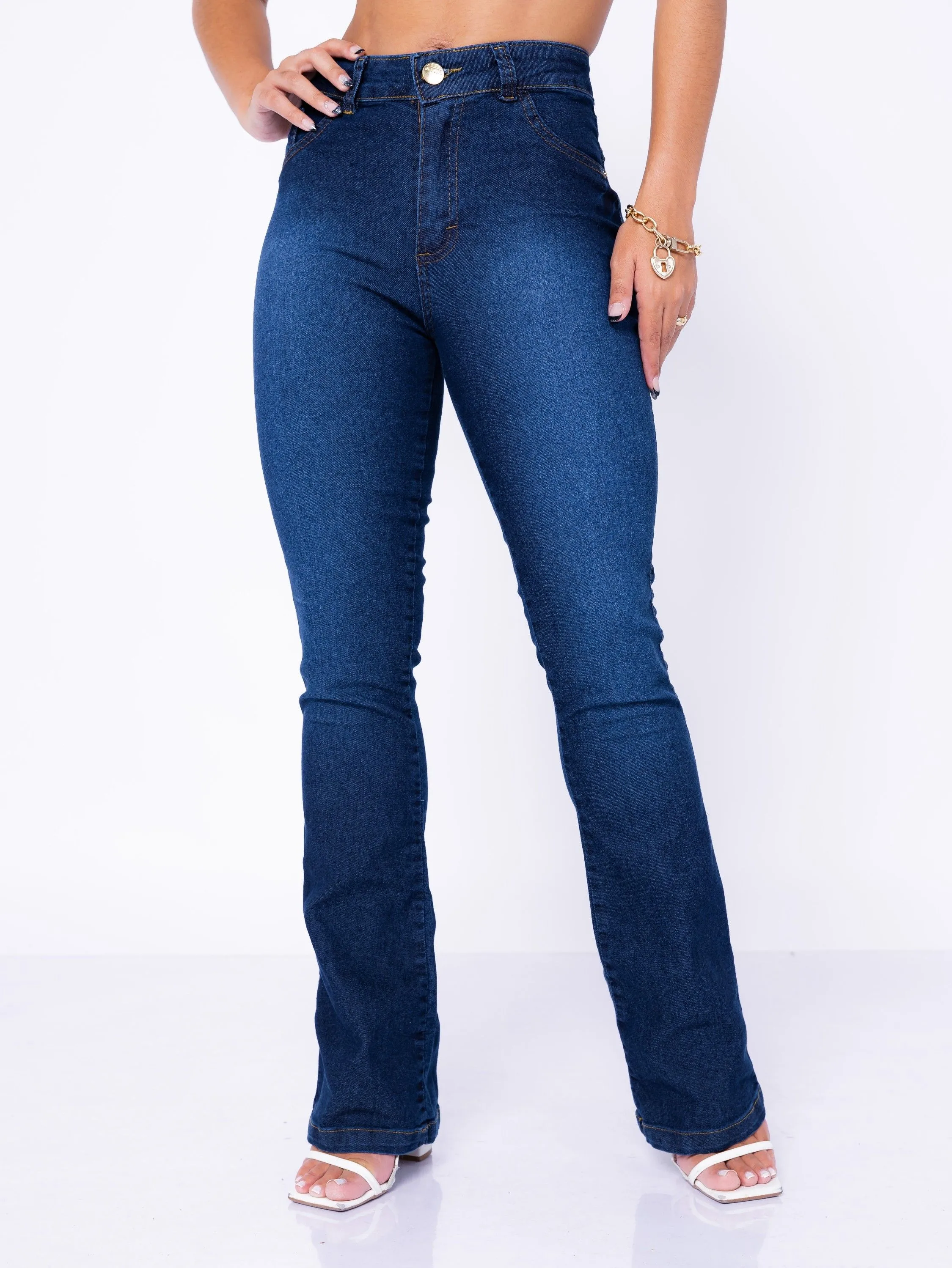 Calça jeans Flare feminina lavagem escuro com elastano