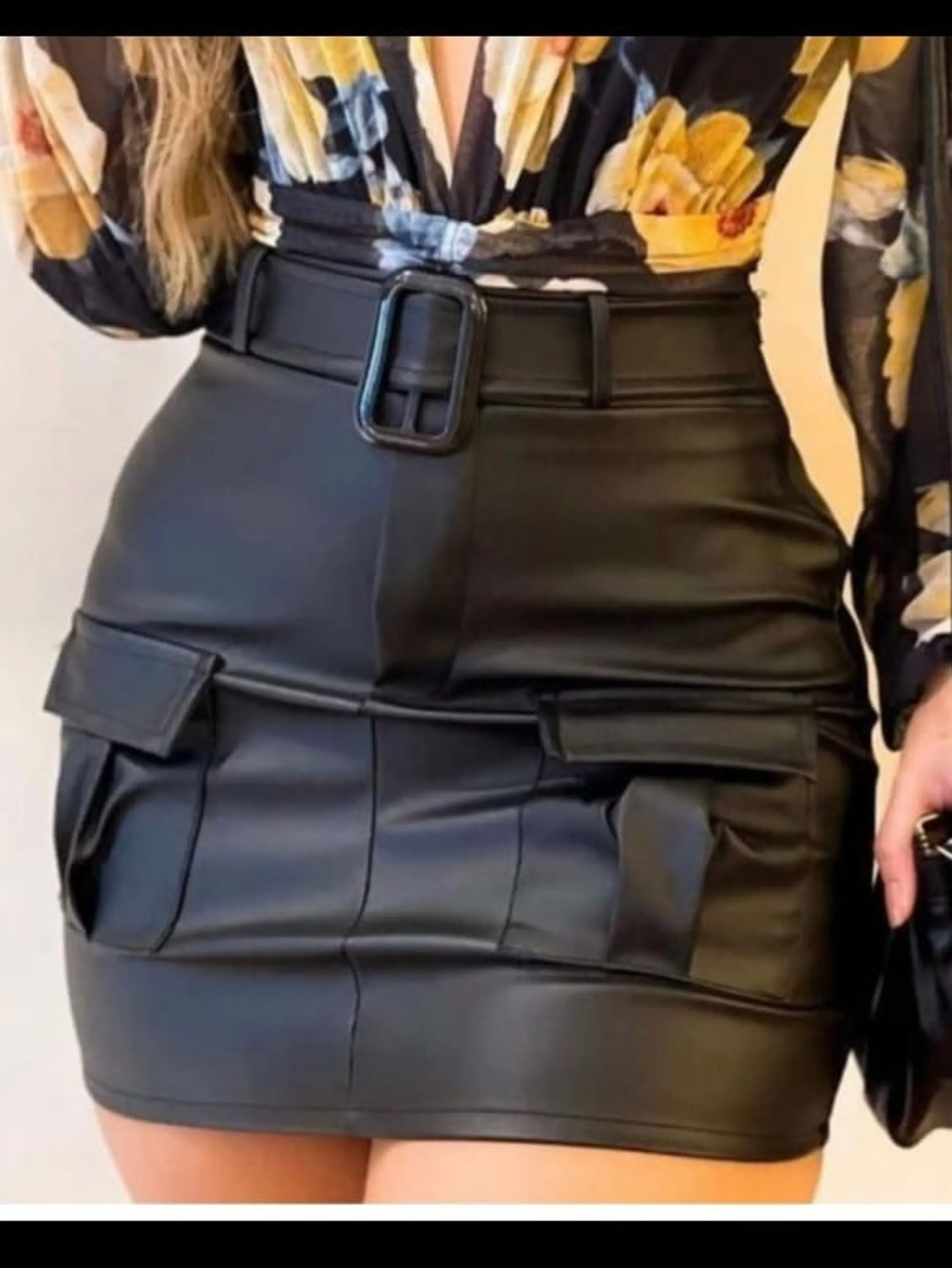 Saia bolso em couro fake