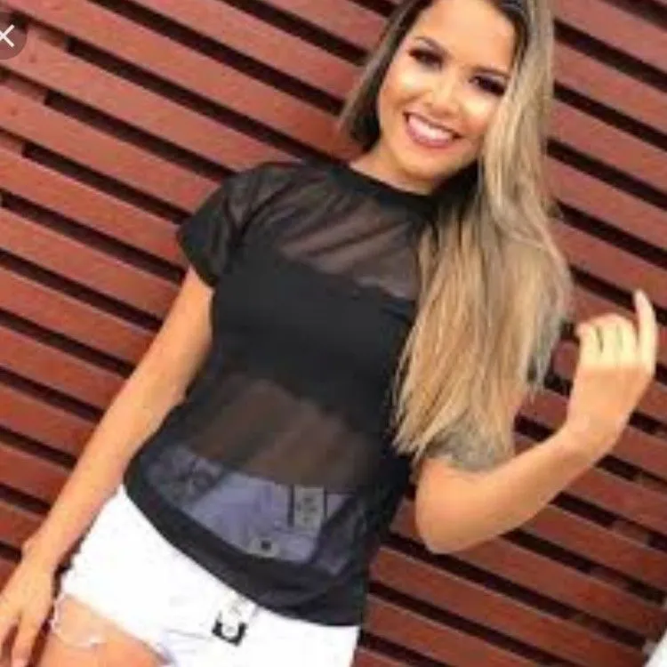 Blusa de tule manda curta