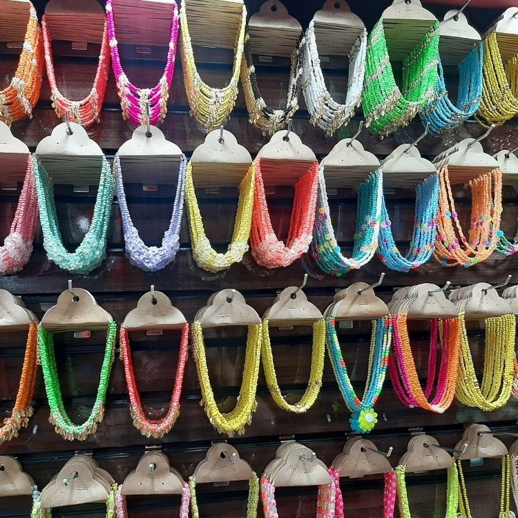 Colares de miçanga cores da estação. Muda a estação muda as cores