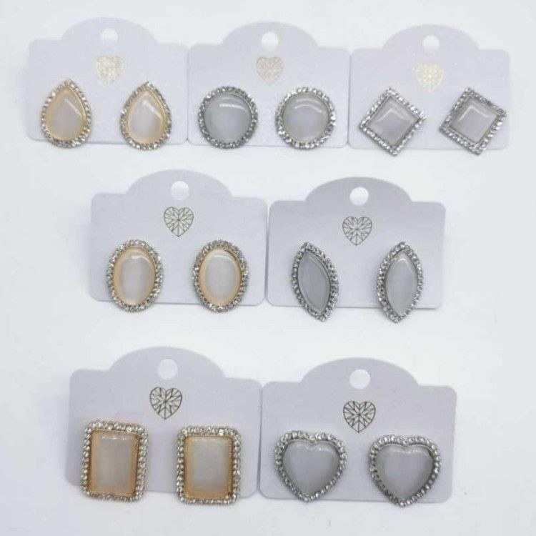 Brinco pedra leitosa envolv brilho