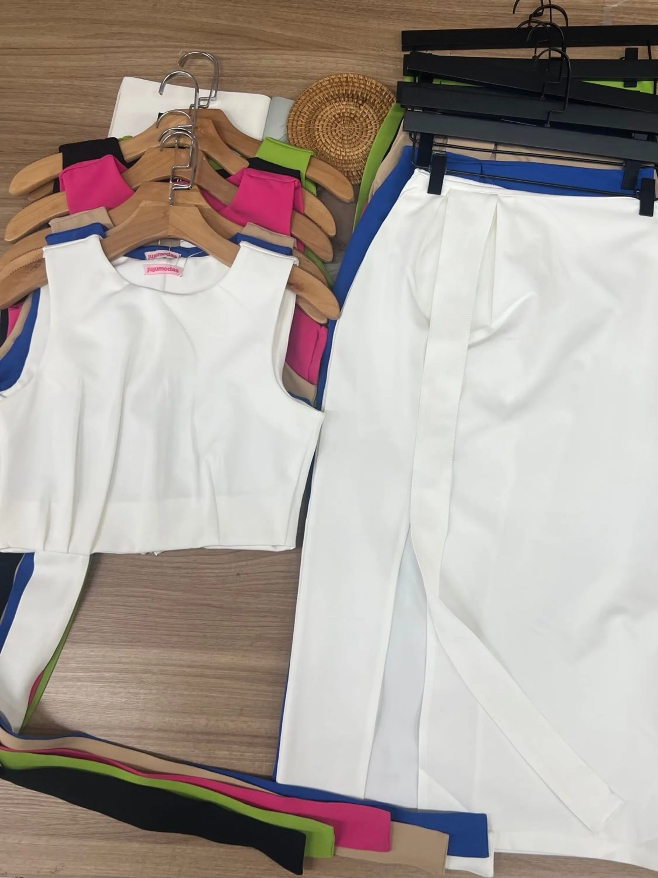 Feminina conjunto regata e saia