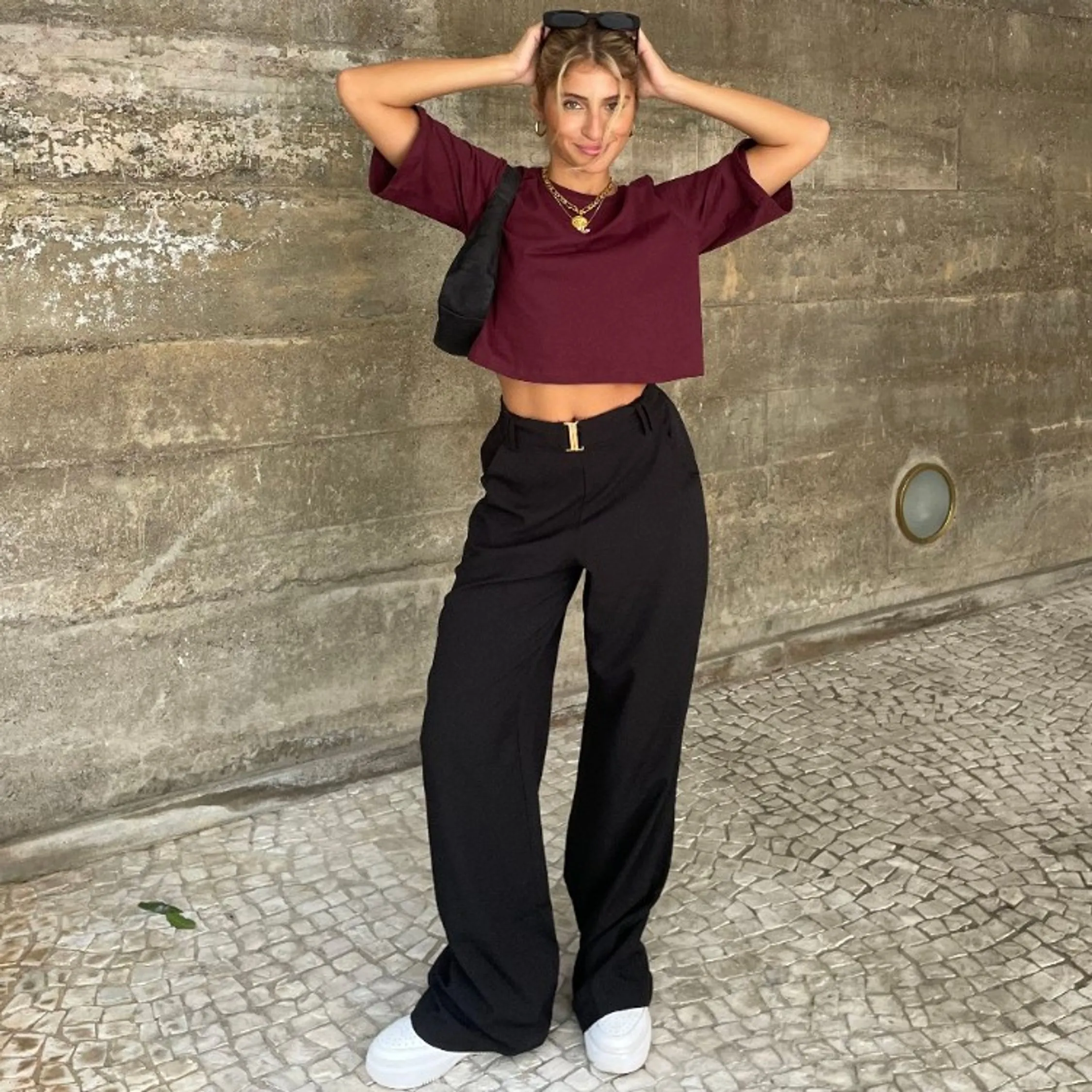 Calça pantalona com cinto e fivela dourada