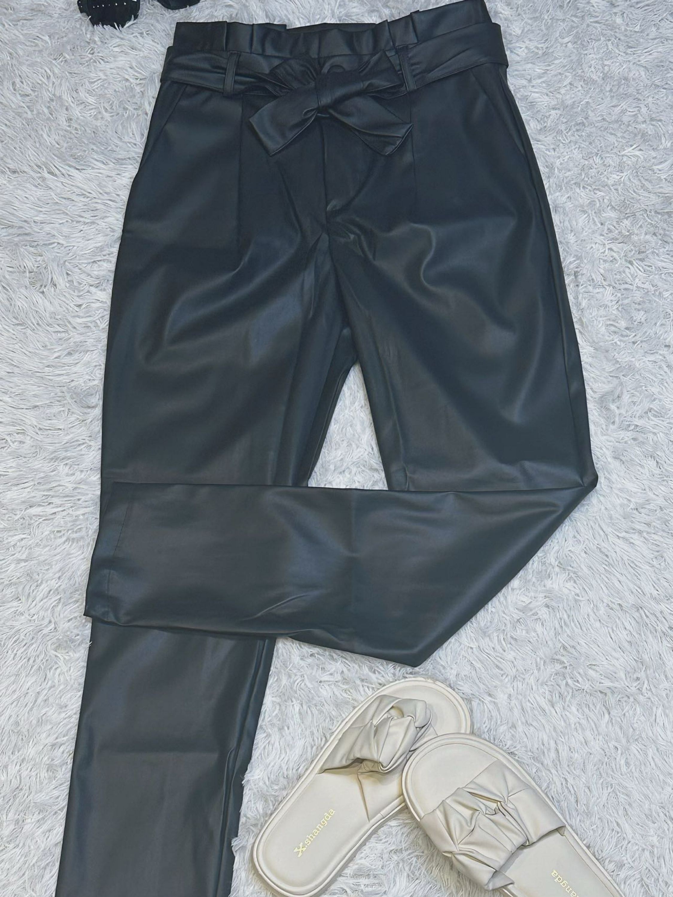 Calça courino c/faixa para amarração super estilosa