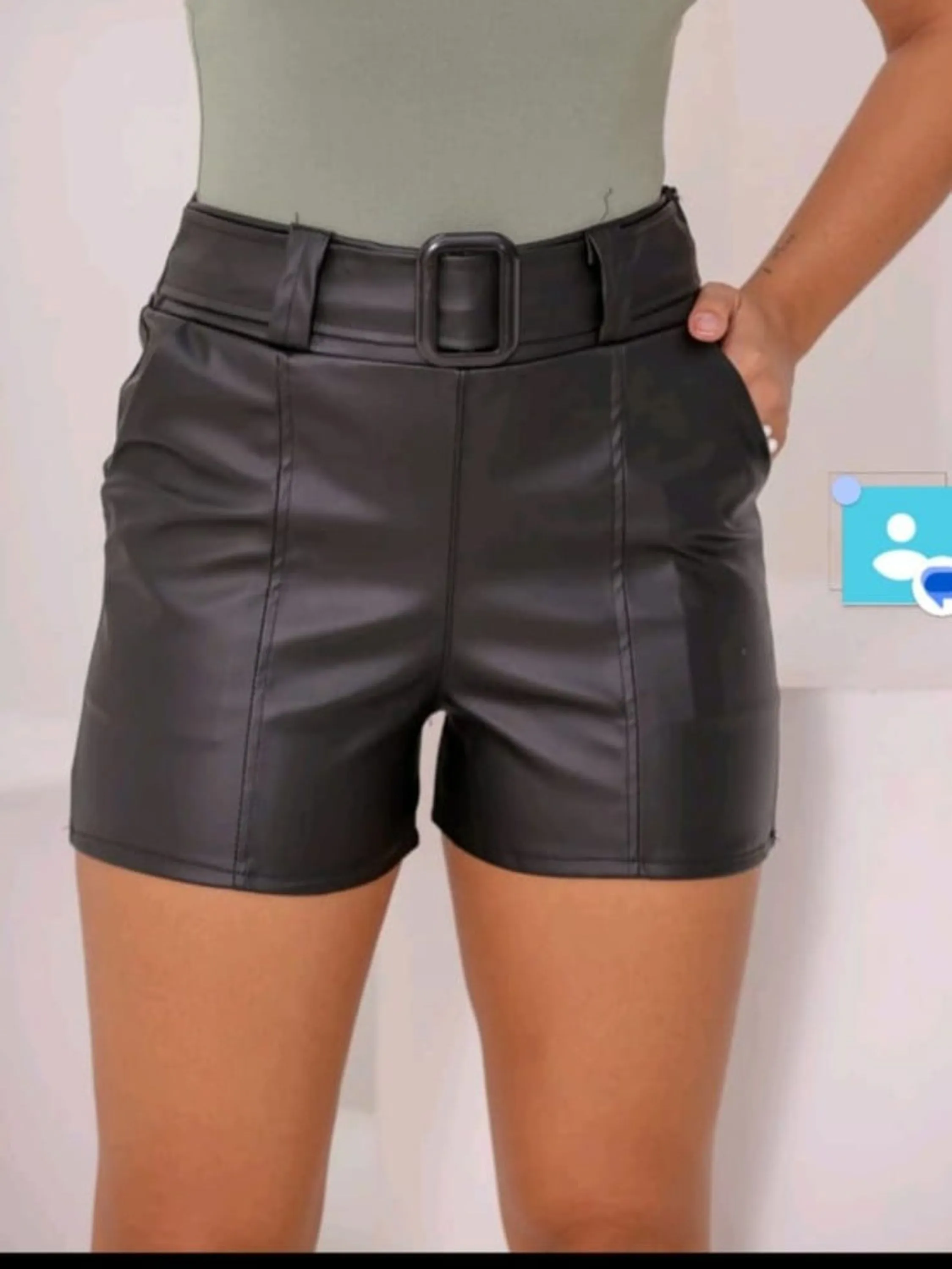 Short couro com bolso e detalhe de cinto