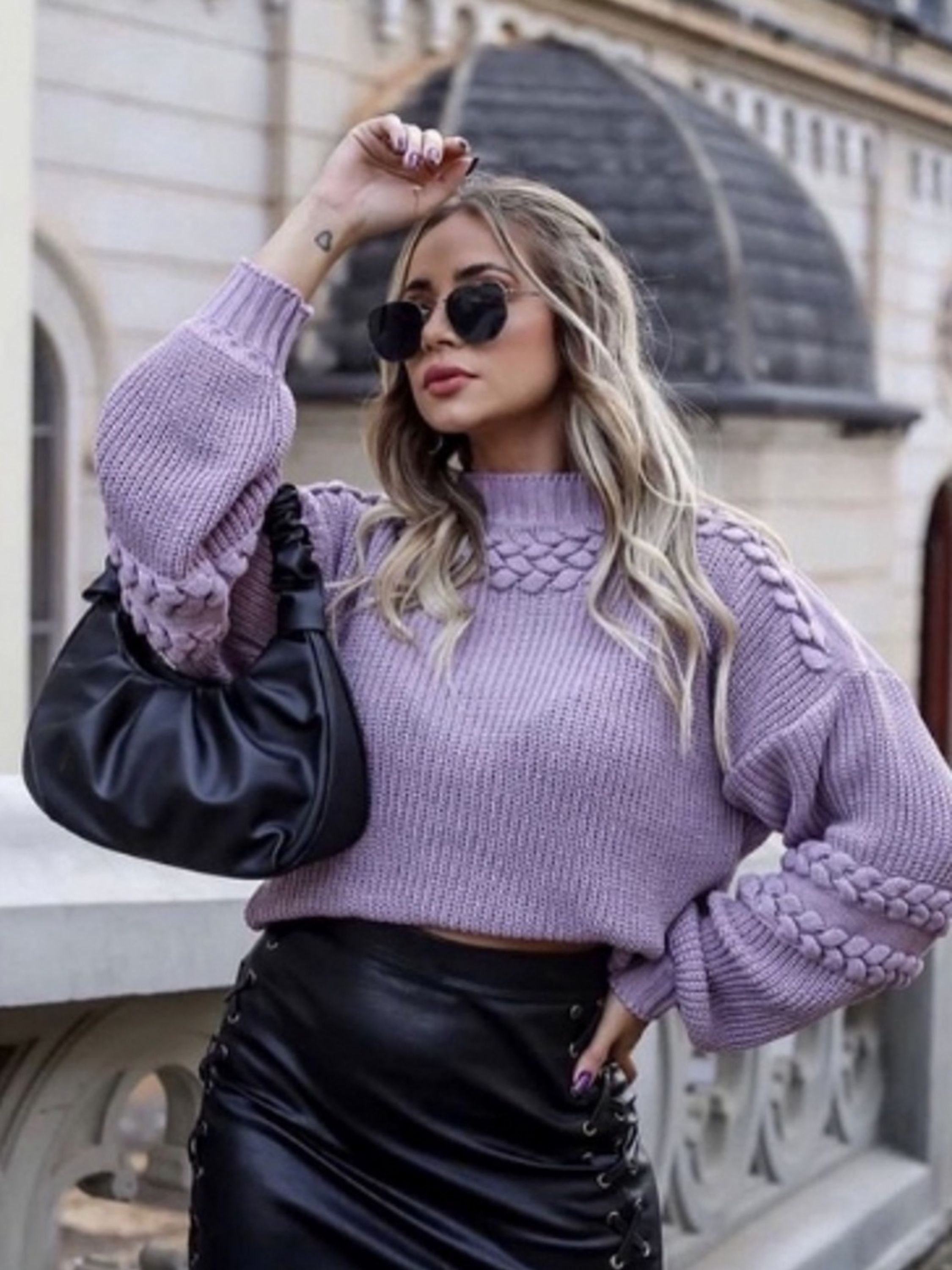 Blusa tricô manga longa com detalhes de trança na frente e no braço