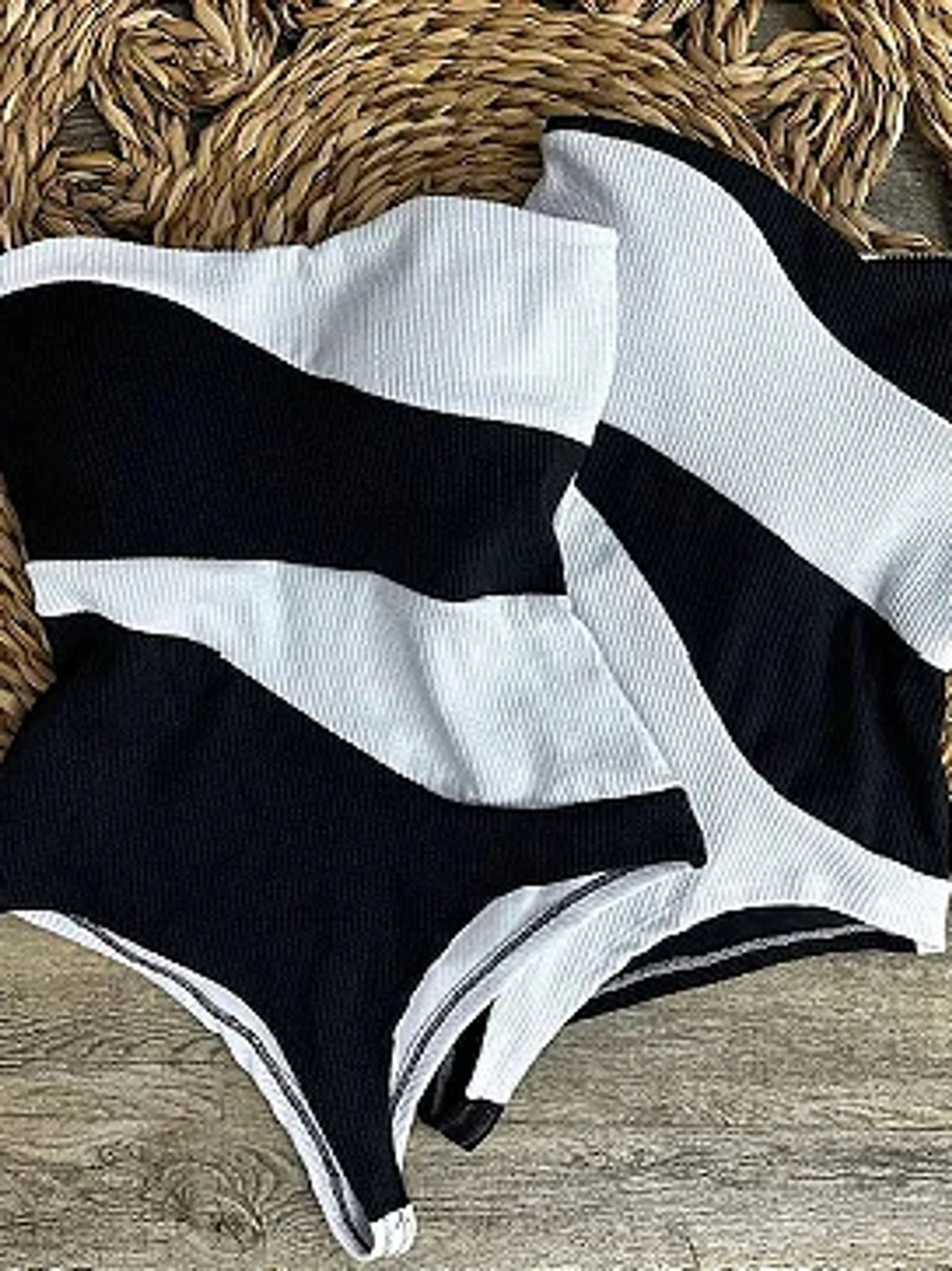 Body Feminino Tomara que caia com Bojo Bicolor preto e branco Verão