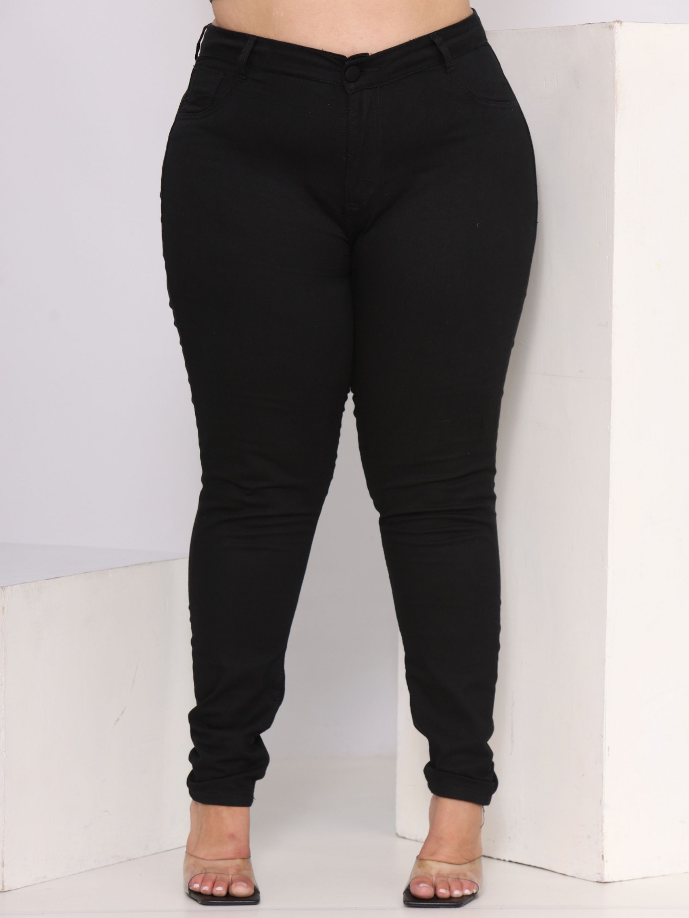 Calça Plus Size Preta Rasgada