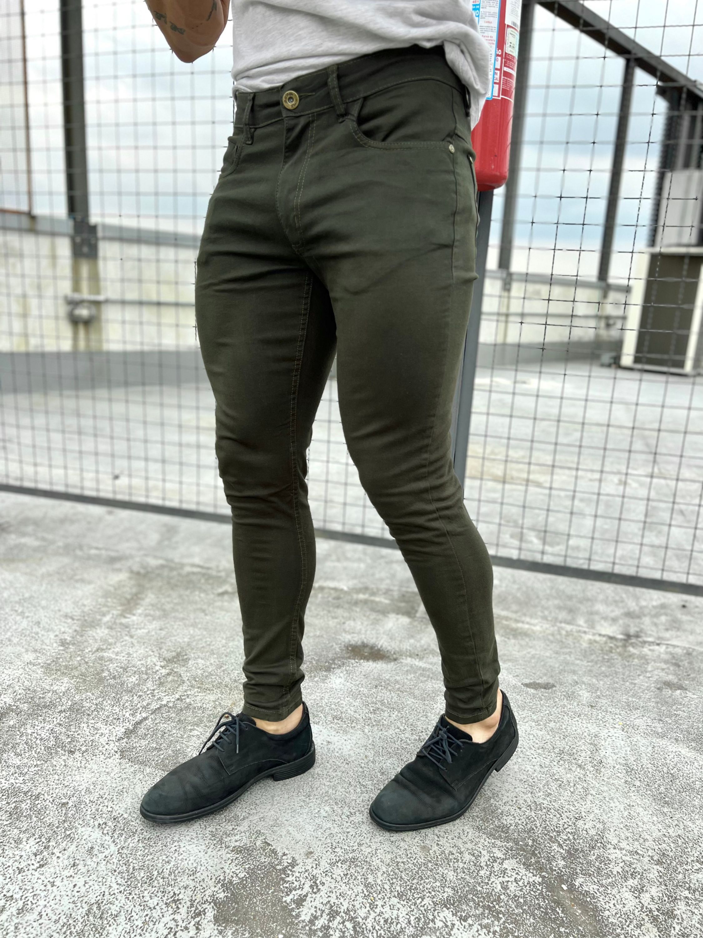 Calça skinny masculina color.