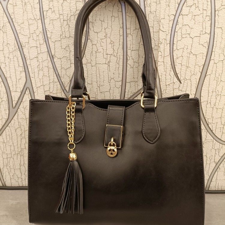 Bolsa média bem dividida com suas alças