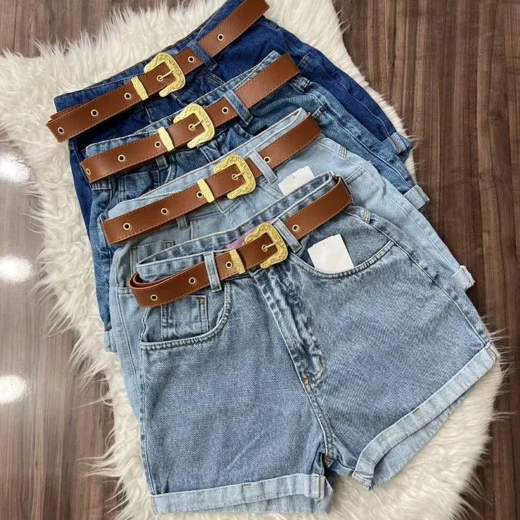 Short jeans mom com cinto marrom