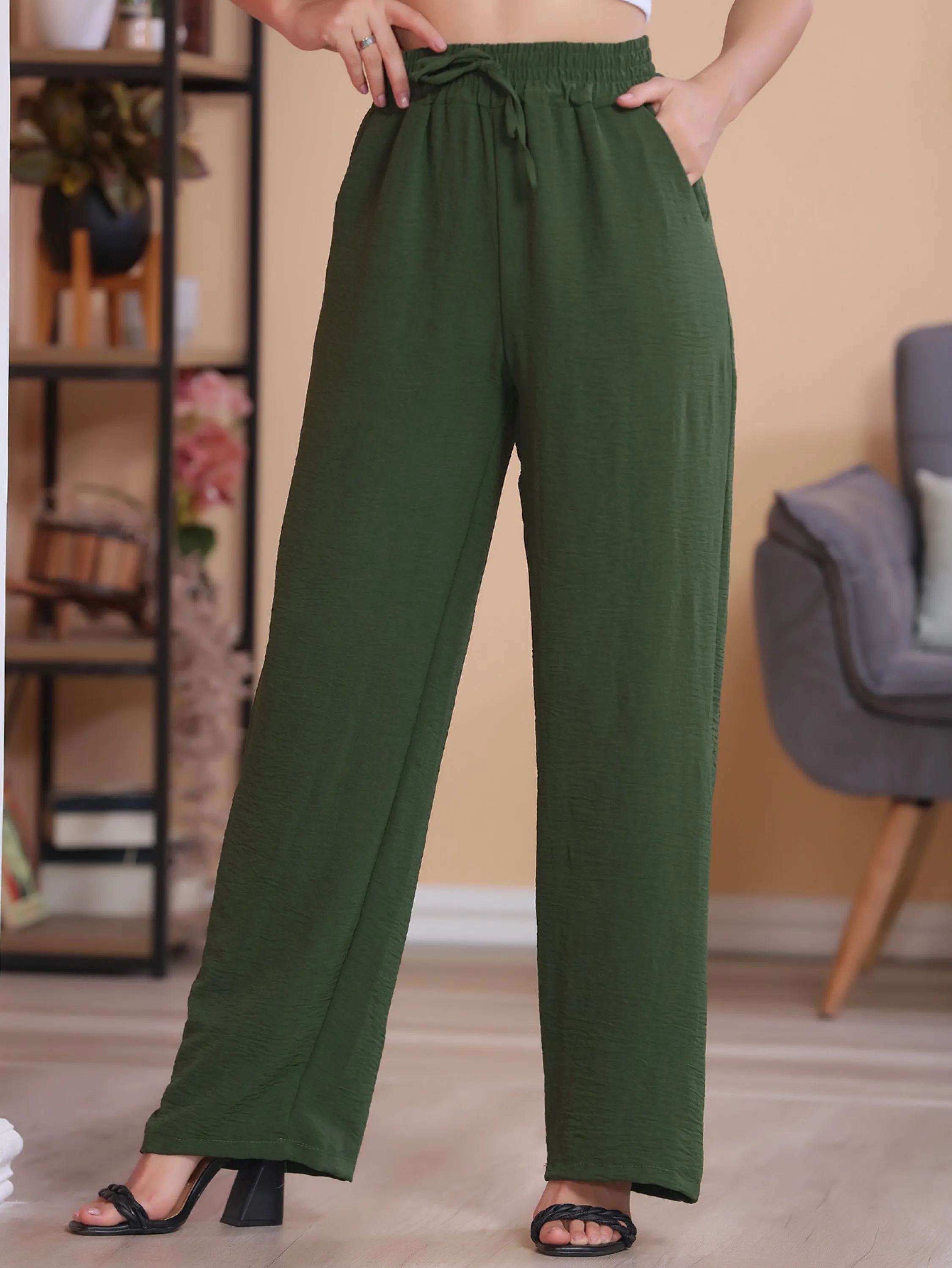 Calça pantalona feminina lisa tecido crepe duna com bolso cintura alta