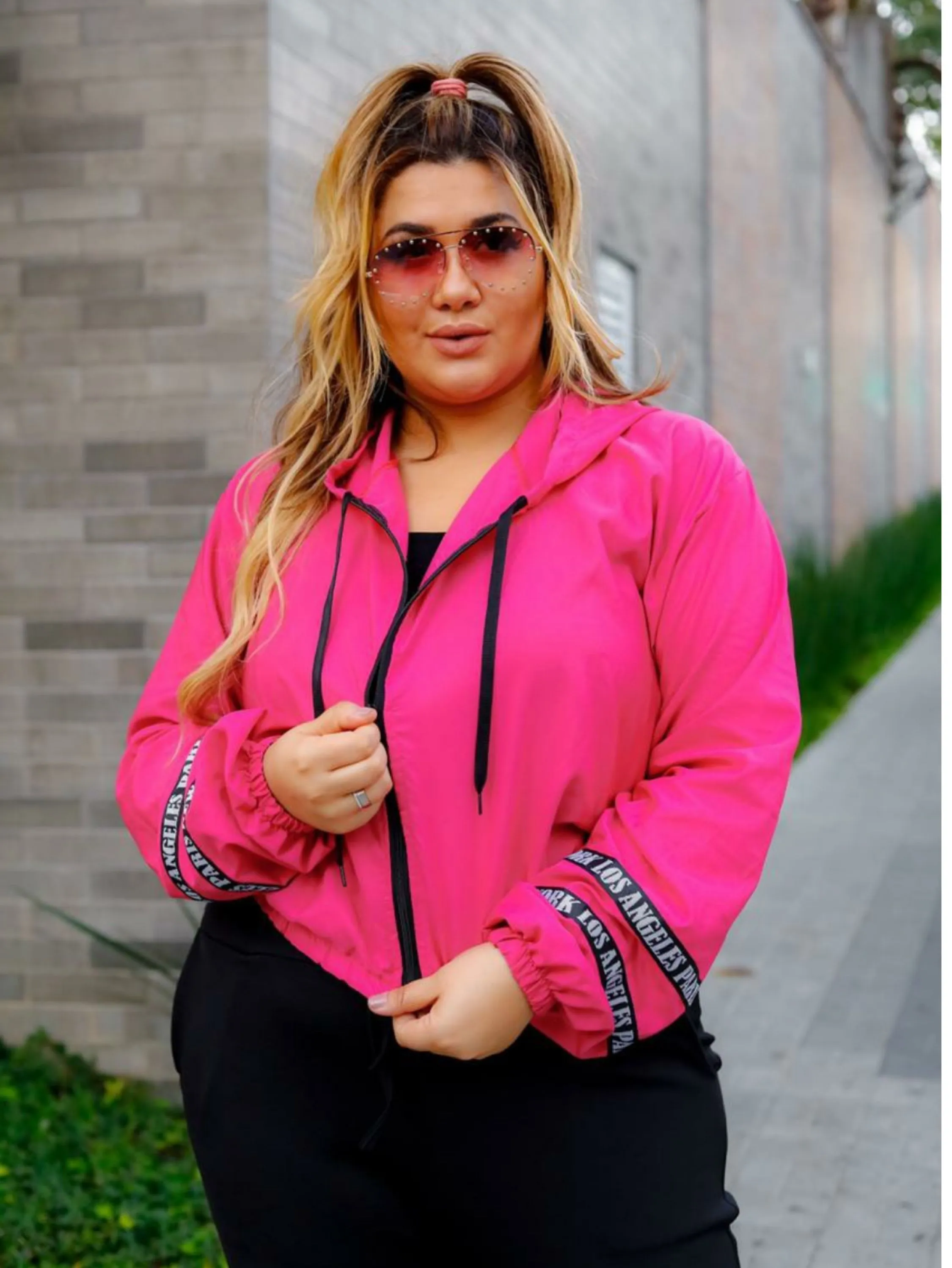 PLUS SIZE Corta vento tactel com capuz