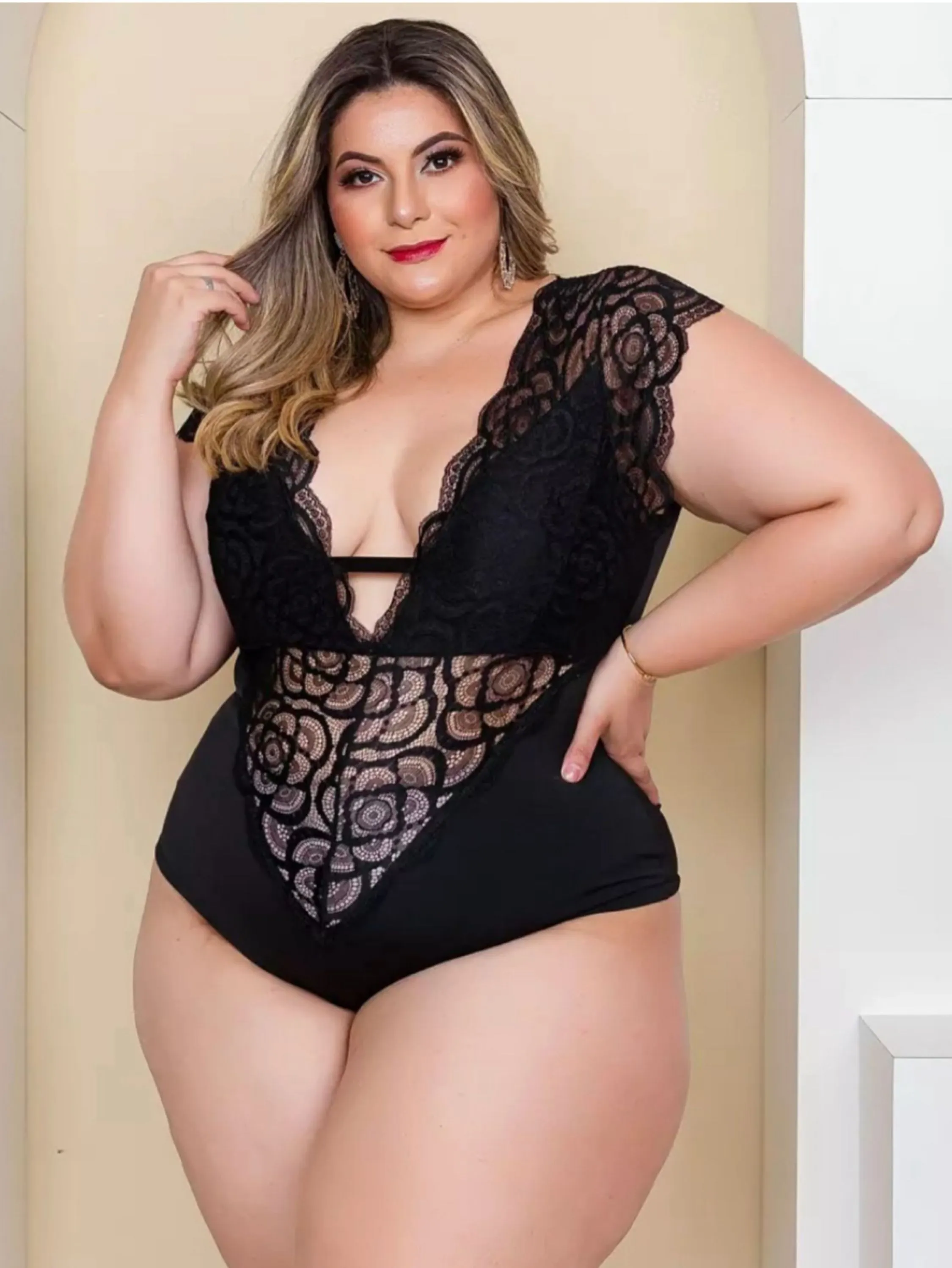 PLUS SIZE Body em renda manga curta decote V