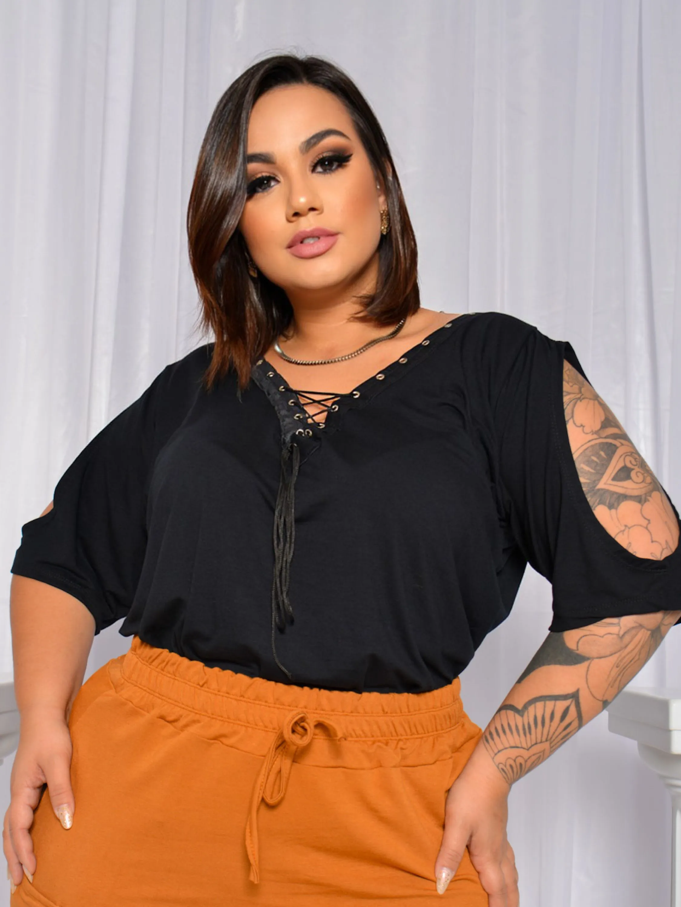 PLUS SIZE Blusa decote V ilhós