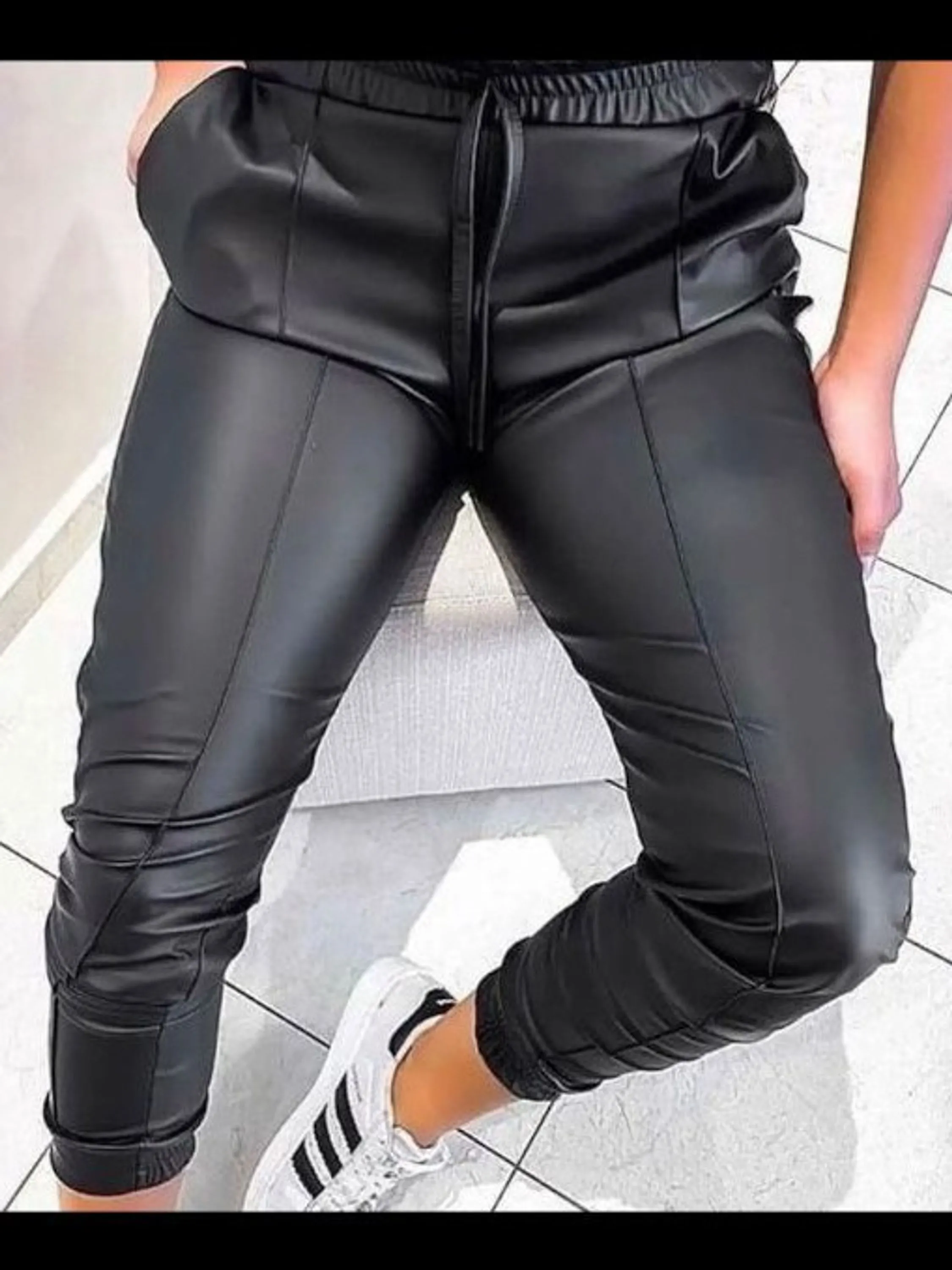 Calça jogger couro ecológico