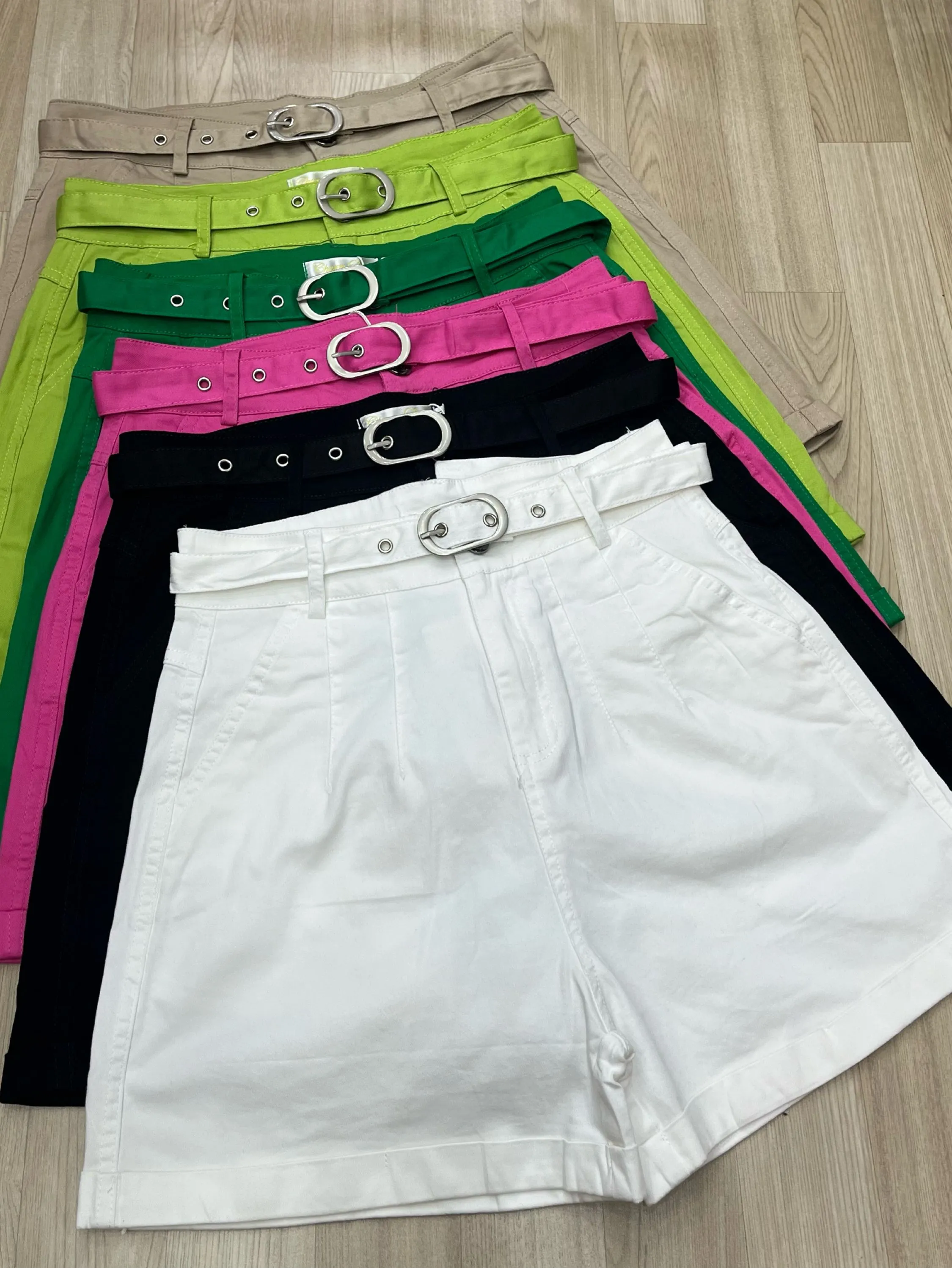 Shorts sarja com cinto com elastano