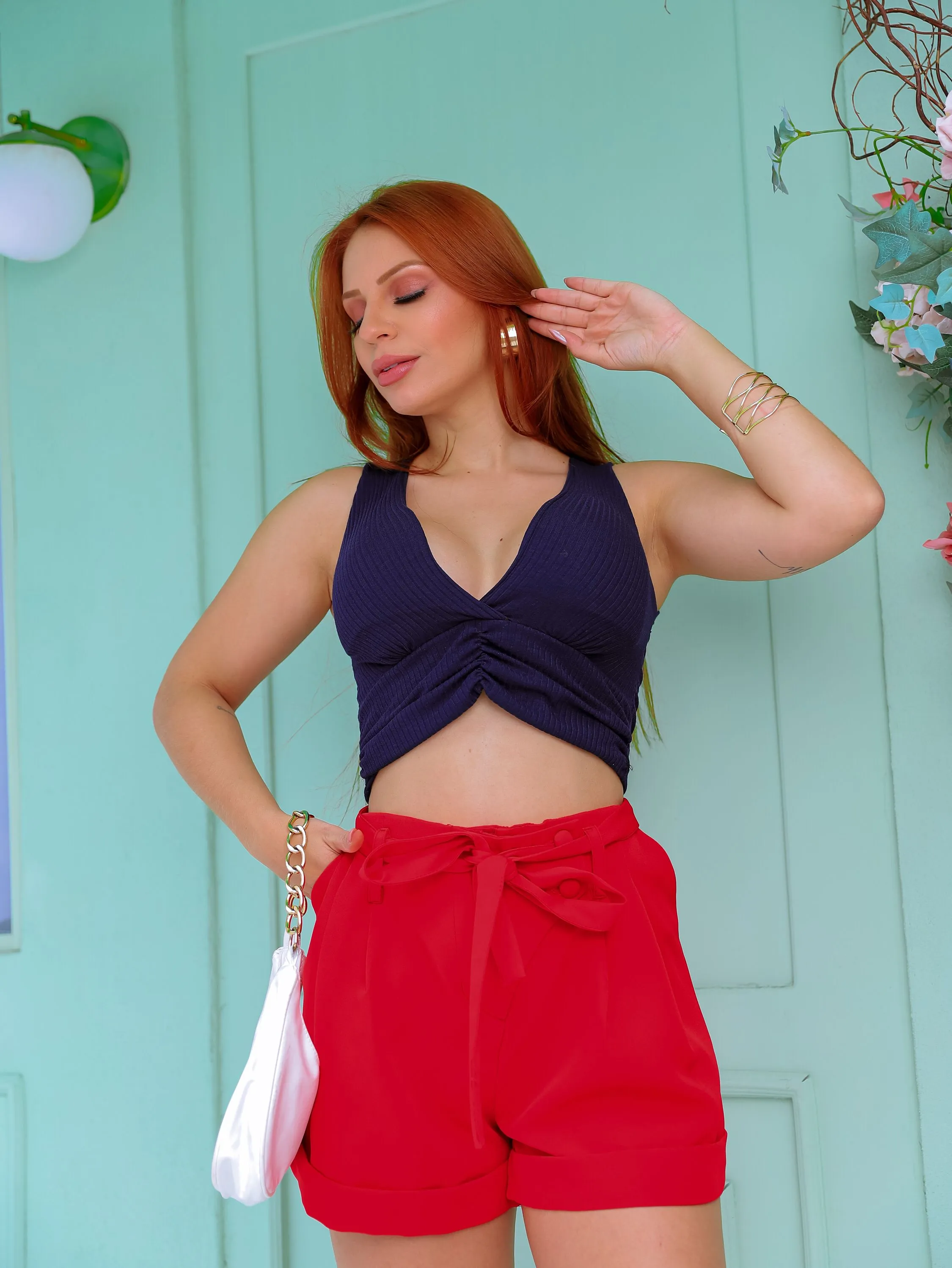 Blusa cropped regata com bojo decote v canelado