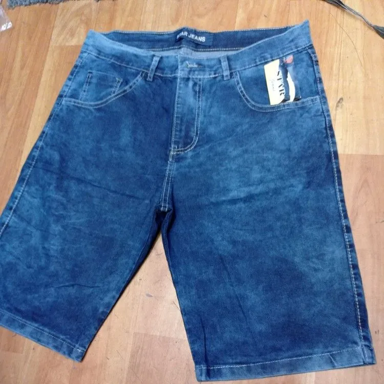 Bermuda jeans masculina manchada